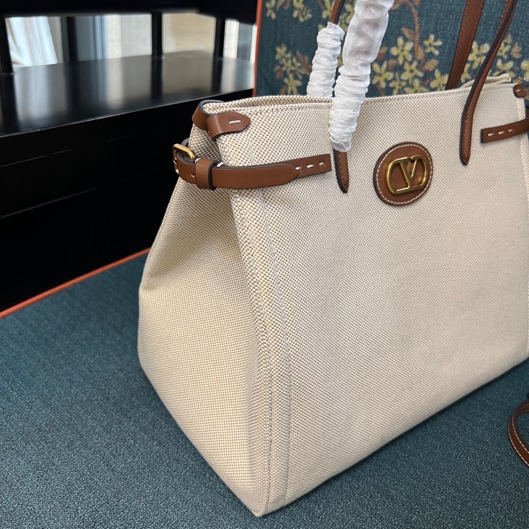 2016L Garavani Antibes Handbag: Features, Size, and Accessories - 图片 3