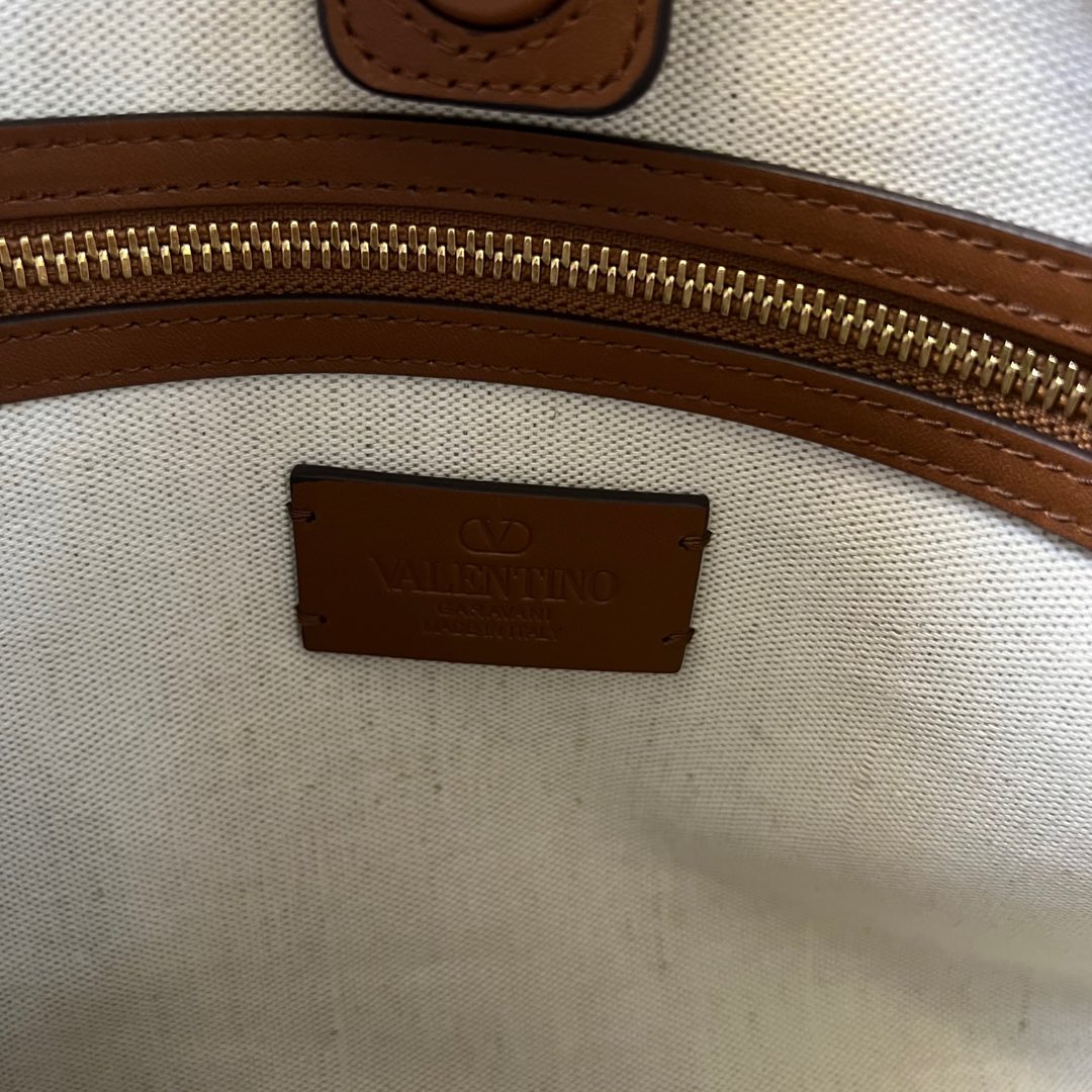 2016L Garavani Antibes Handbag: Features, Size, and Accessories - 图片 9