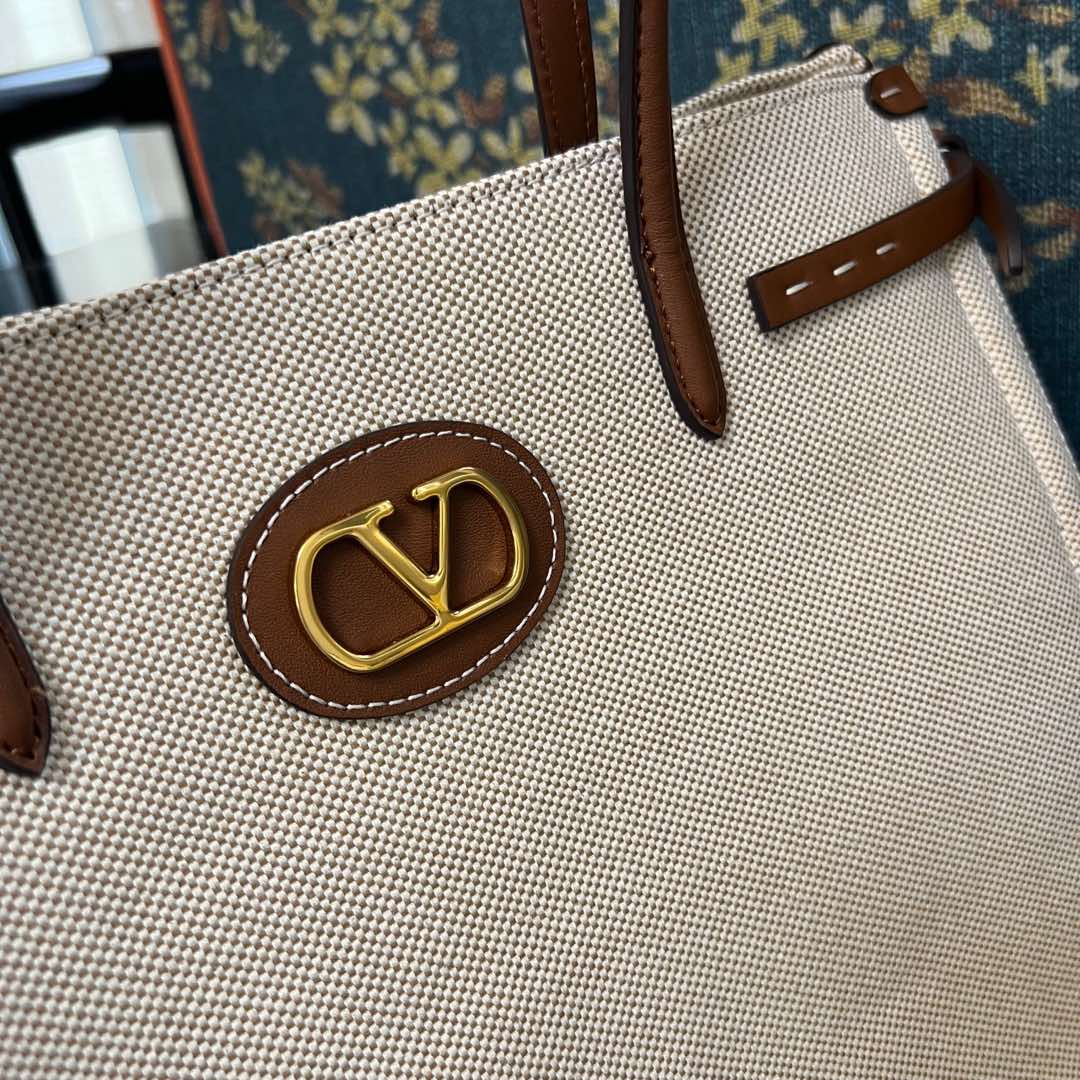 2016L Garavani Antibes Handbag: Features, Size, and Accessories - 图片 4