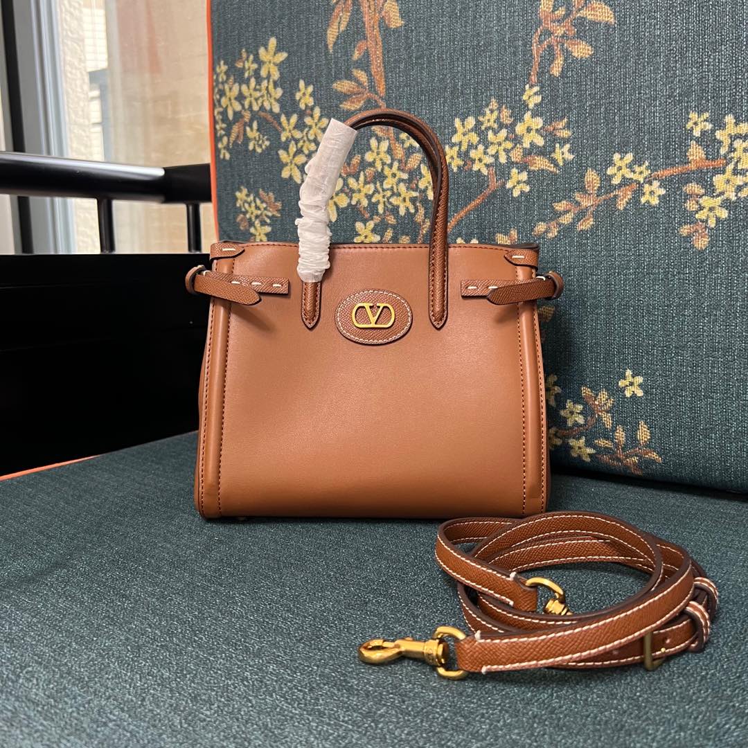 2016S Garavani Antibes Handbag: Features, Size, and Accessories - 图片 1