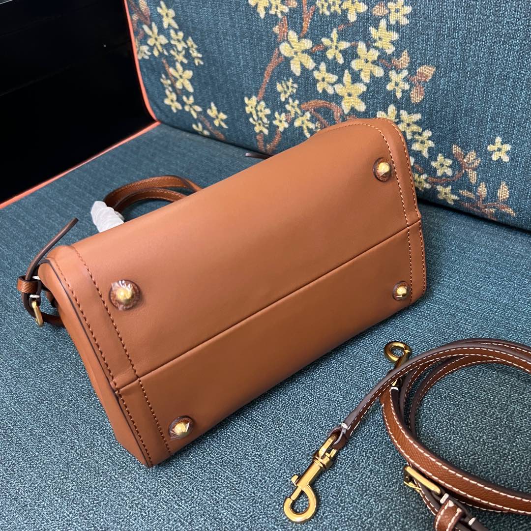 2016S Garavani Antibes Handbag: Features, Size, and Accessories - 图片 5