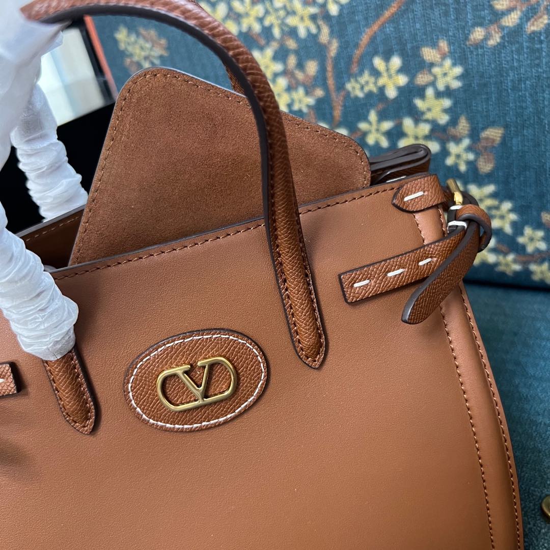2016S Garavani Antibes Handbag: Features, Size, and Accessories - 图片 8