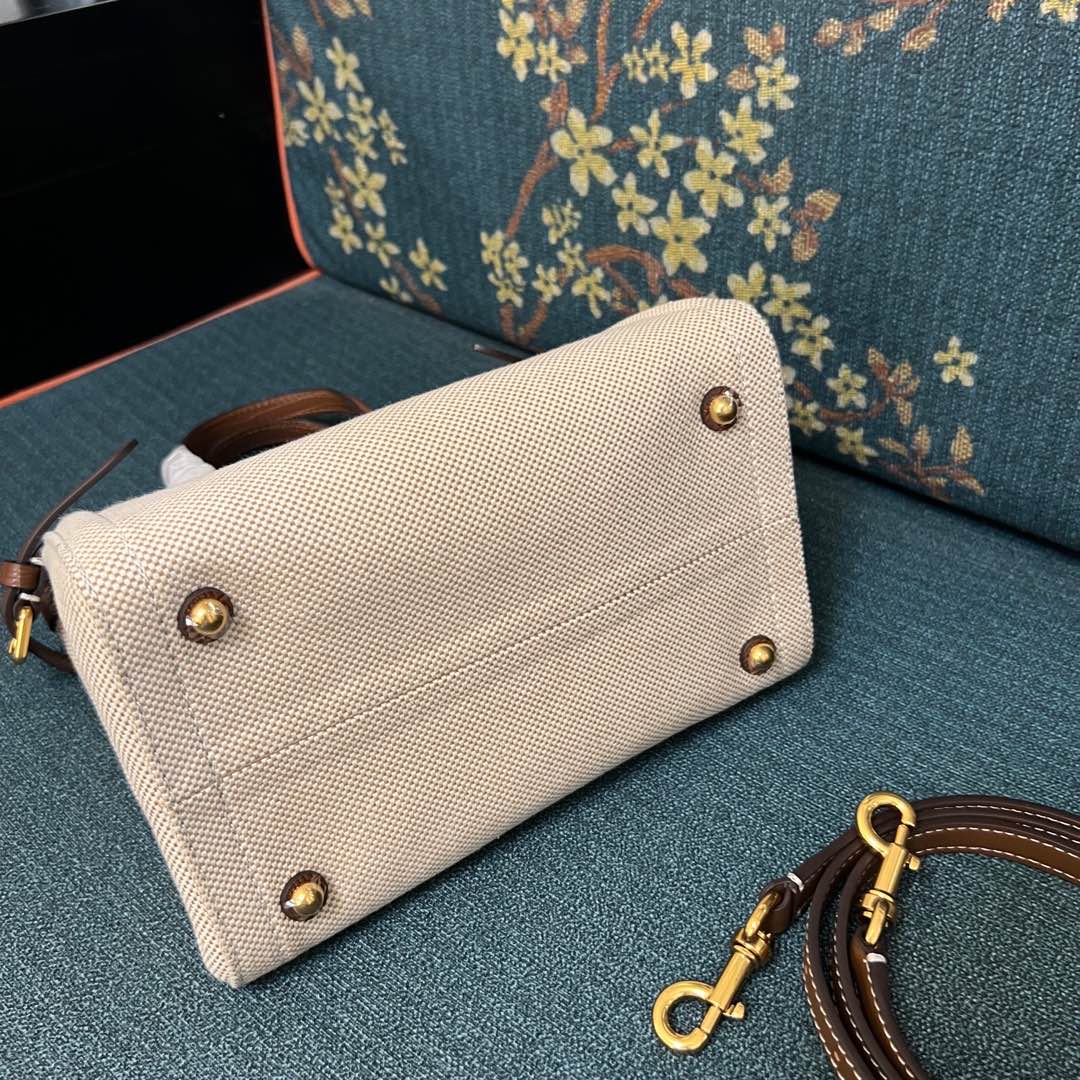 2016S Garavani Antibes Handbag Features with VLogo Signature Metal Elements and Leather Coats - 图片 5
