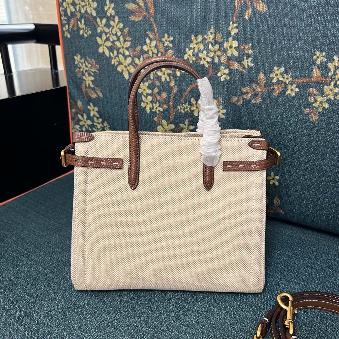 2016S Garavani Antibes Handbag Features with VLogo Signature Metal Elements and Leather Coats - 图片 6