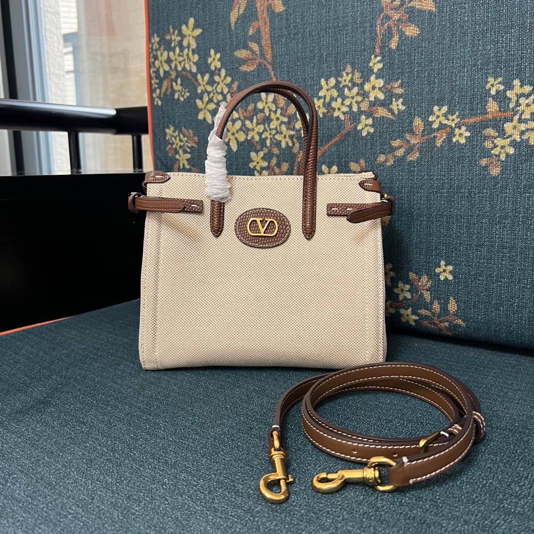 2016S Garavani Antibes Handbag Features with VLogo Signature Metal Elements and Leather Coats