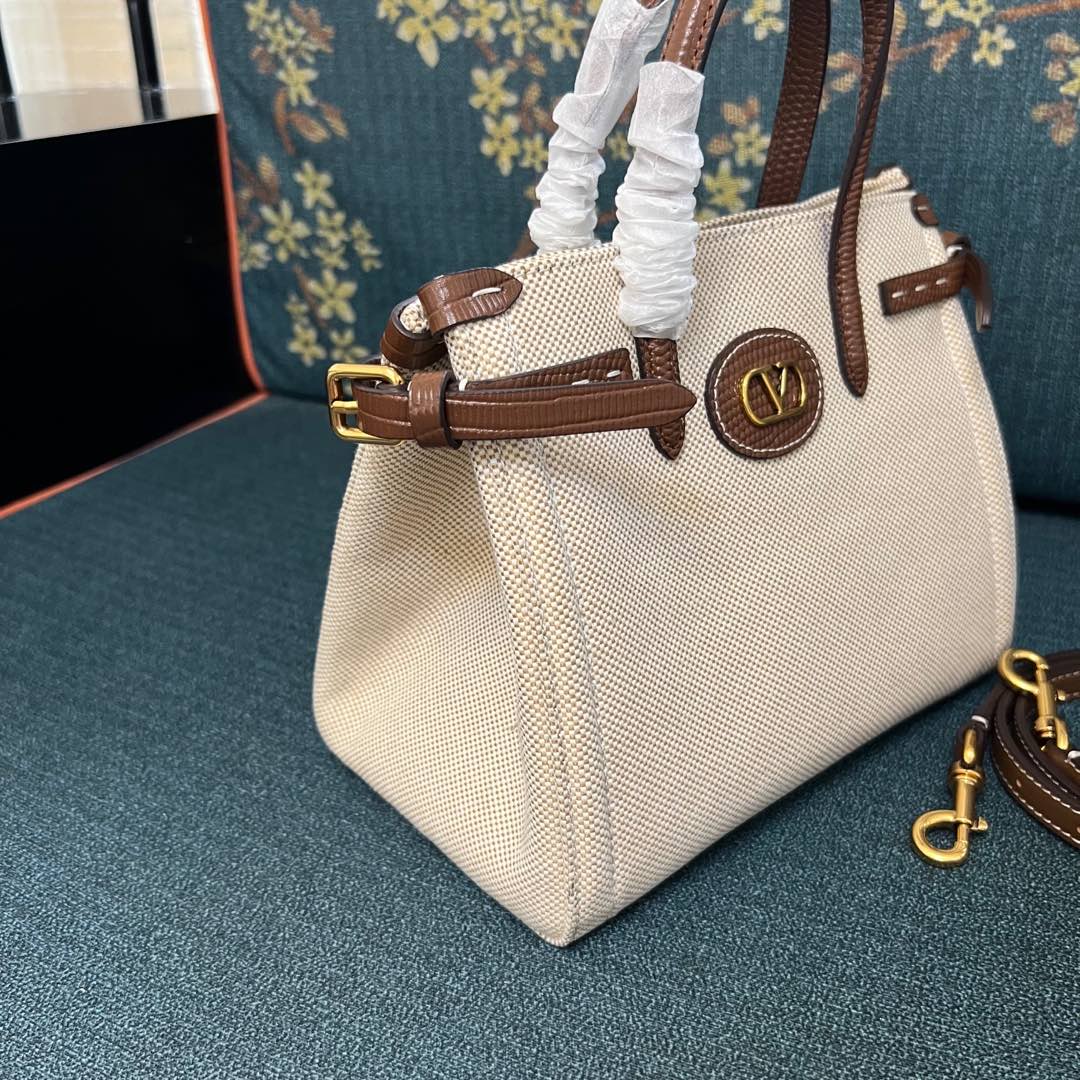 2016S Garavani Antibes Handbag Features with VLogo Signature Metal Elements and Leather Coats - 图片 3