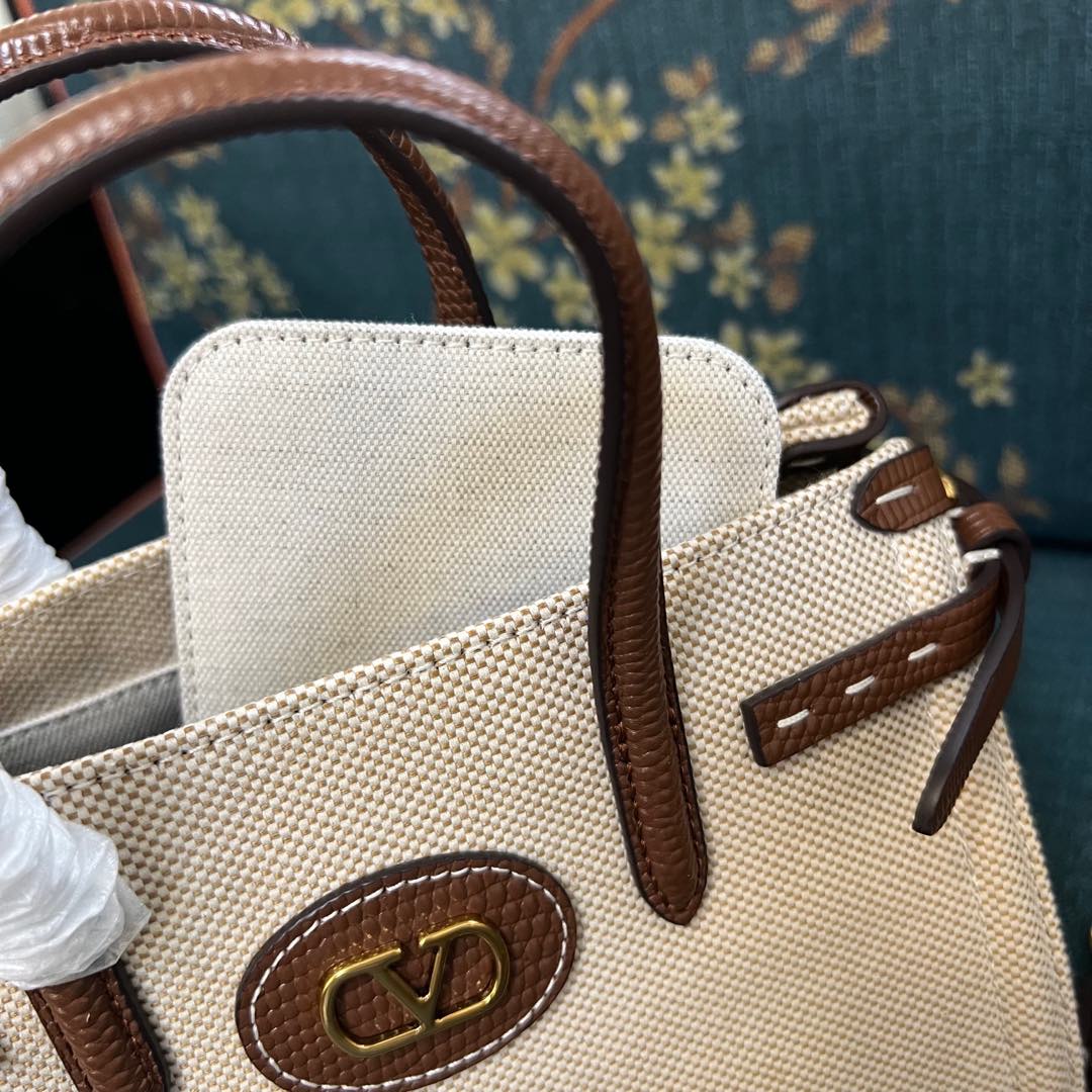 2016S Garavani Antibes Handbag Features with VLogo Signature Metal Elements and Leather Coats - 图片 8