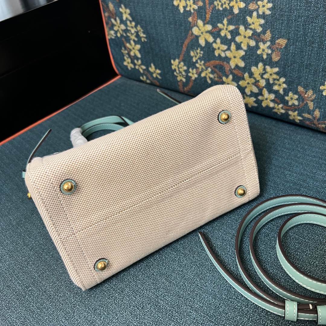 2016S Garavani Antibes Handbag with VLogo Signature Metal Elements Summary: Small handbag with versatile straps, magnetic closure, gold accessories, and adjustable size. - 图片 5