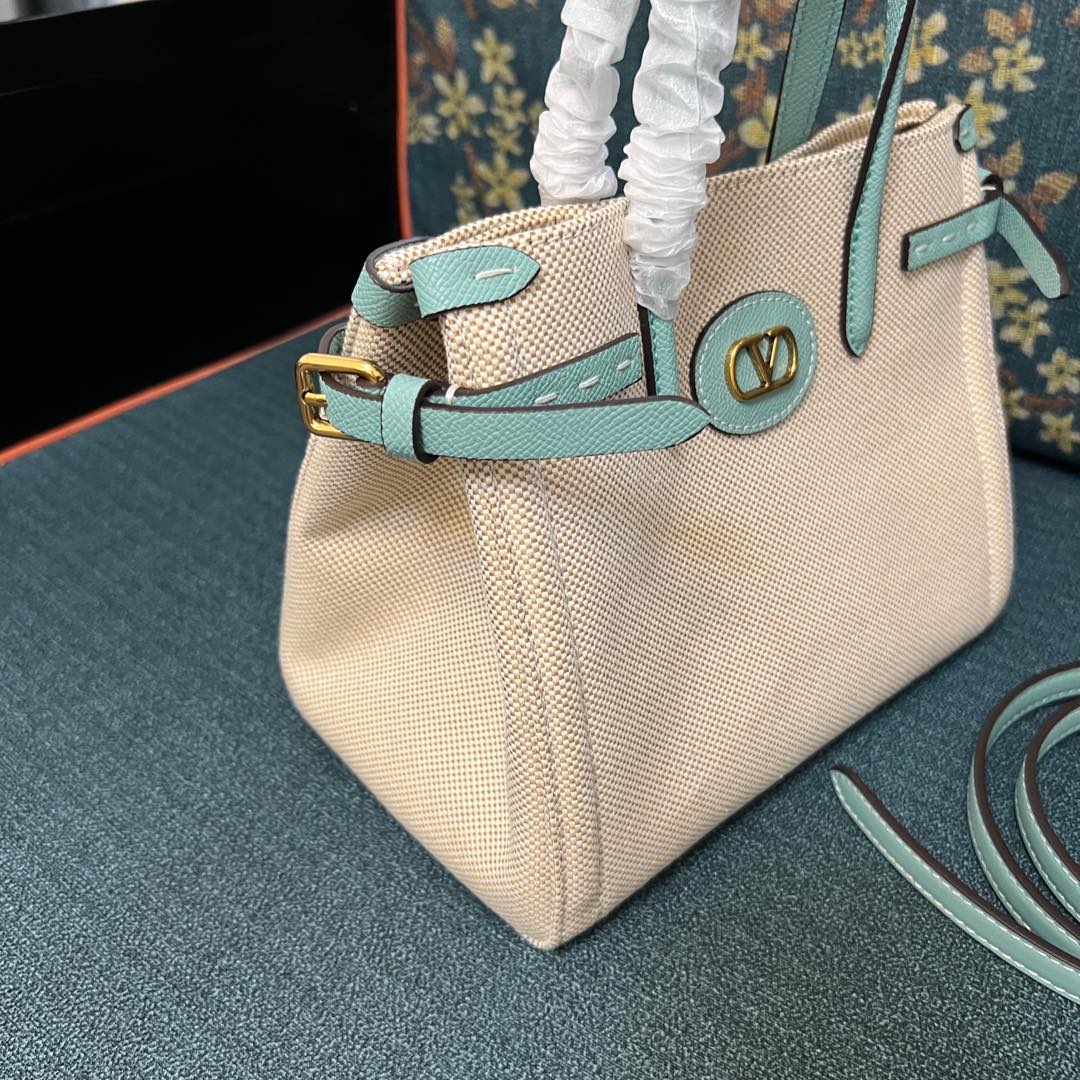 2016S Garavani Antibes Handbag with VLogo Signature Metal Elements Summary: Small handbag with versatile straps, magnetic closure, gold accessories, and adjustable size. - 图片 3