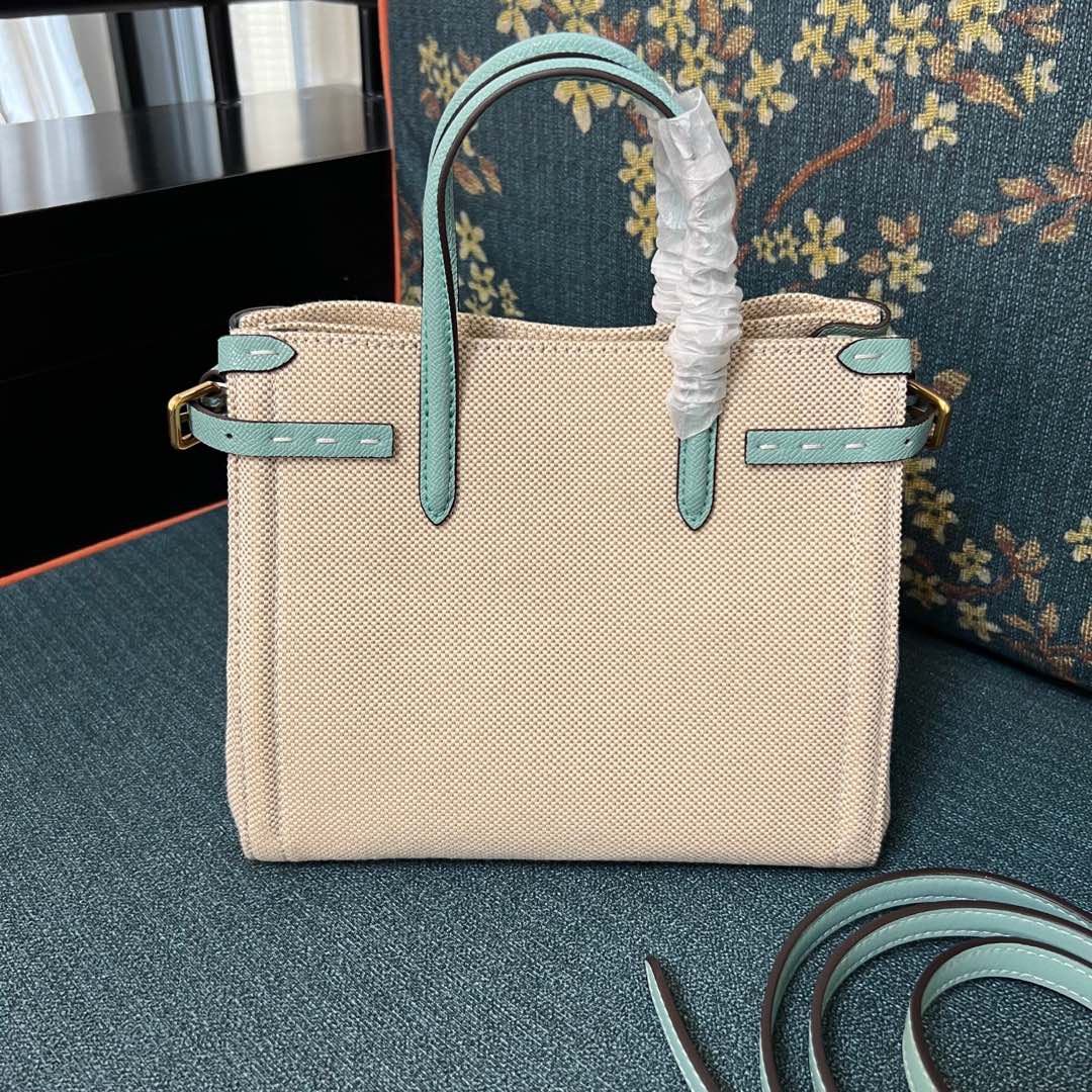 2016S Garavani Antibes Handbag with VLogo Signature Metal Elements Summary: Small handbag with versatile straps, magnetic closure, gold accessories, and adjustable size. - 图片 6