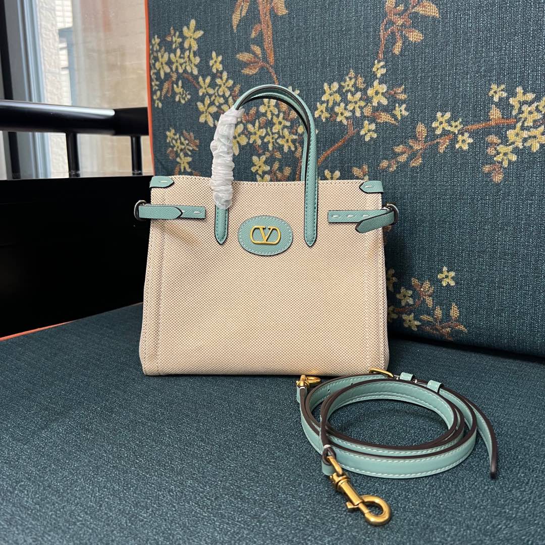 2016S Garavani Antibes Handbag with VLogo Signature Metal Elements Summary: Small handbag with versatile straps, magnetic closure, gold accessories, and adjustable size. - 图片 1