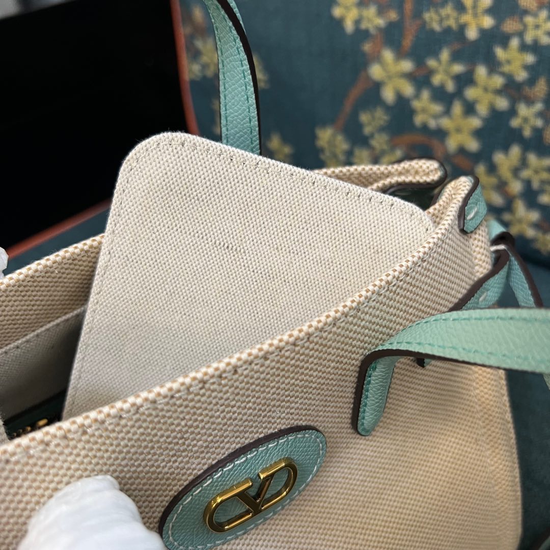 2016S Garavani Antibes Handbag with VLogo Signature Metal Elements Summary: Small handbag with versatile straps, magnetic closure, gold accessories, and adjustable size. - 图片 8