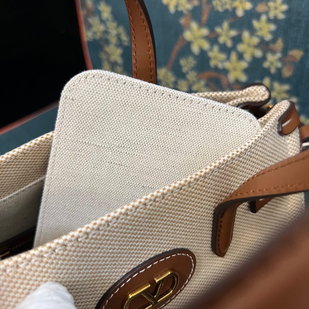 2016S Garavani Antibes Handbag with VLogo Signature Metal Elements Summary - 图片 8
