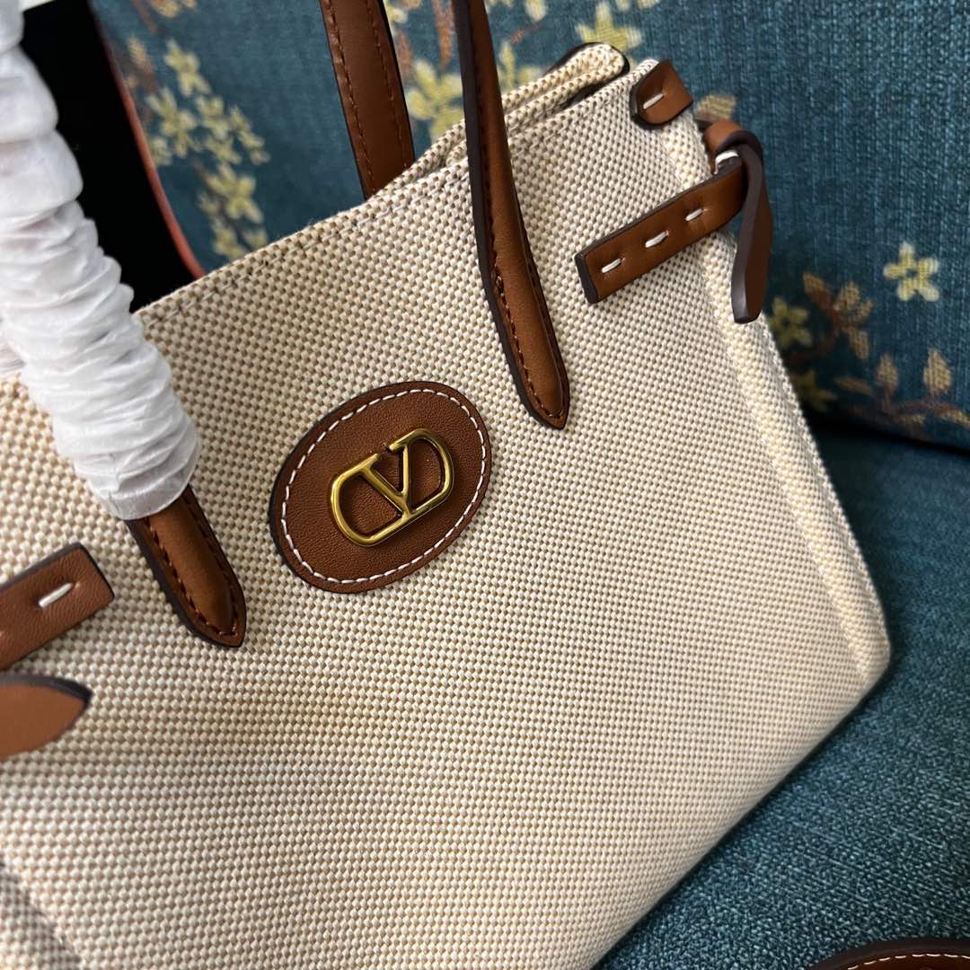 2016S Garavani Antibes Handbag with VLogo Signature Metal Elements Summary - 图片 4