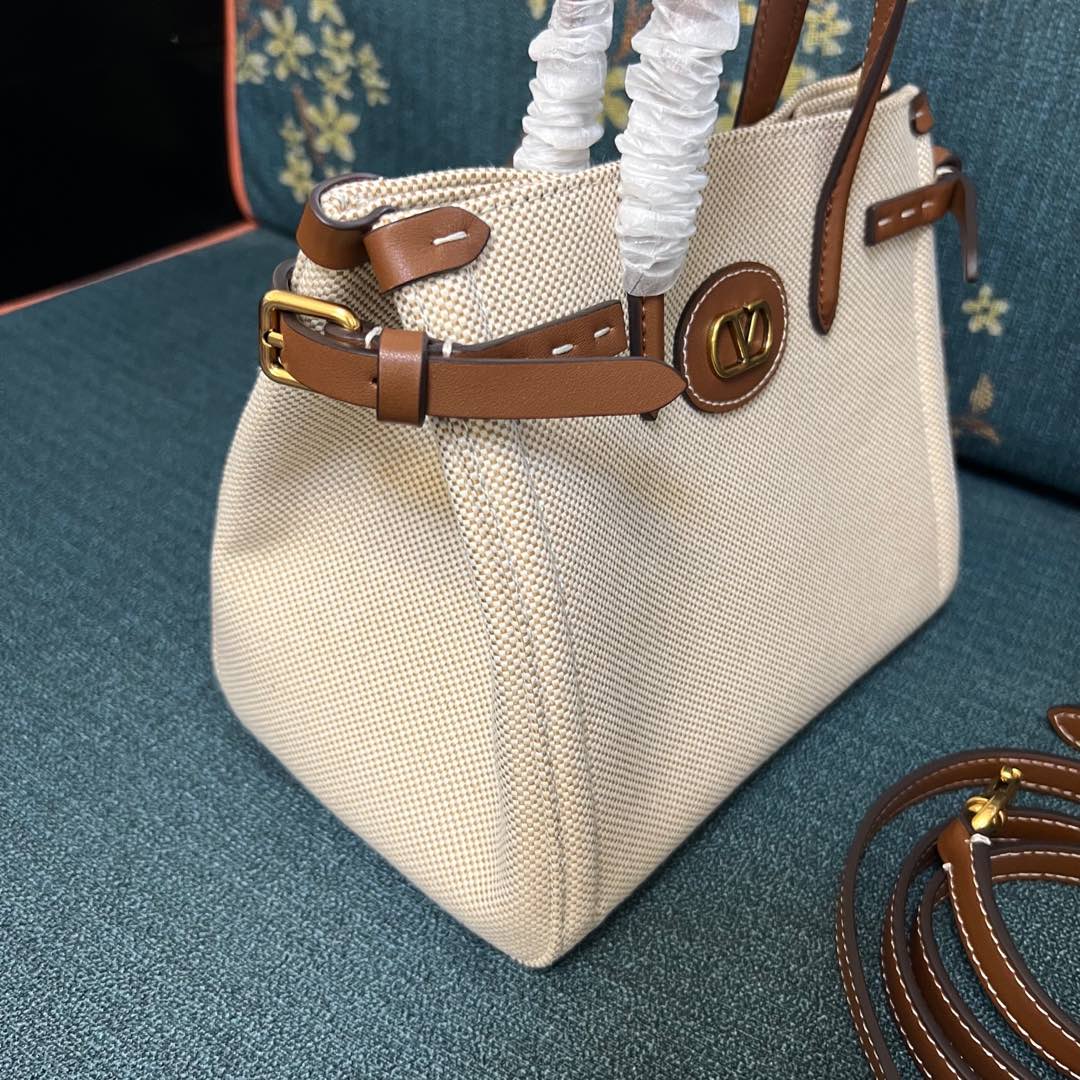 2016S Garavani Antibes Handbag with VLogo Signature Metal Elements Summary - 图片 3