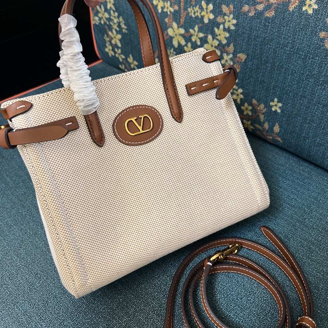 2016S Garavani Antibes Handbag with VLogo Signature Metal Elements Summary - 图片 2