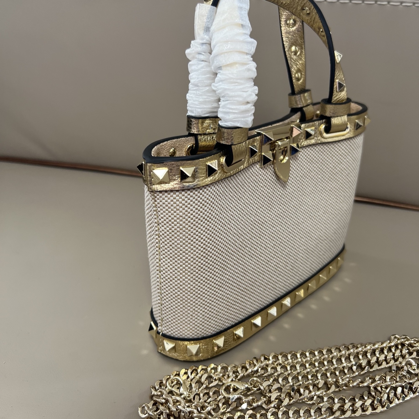 Мини-сумка GARAVANI ROCKSTUD с заклепками Valentino Garavani