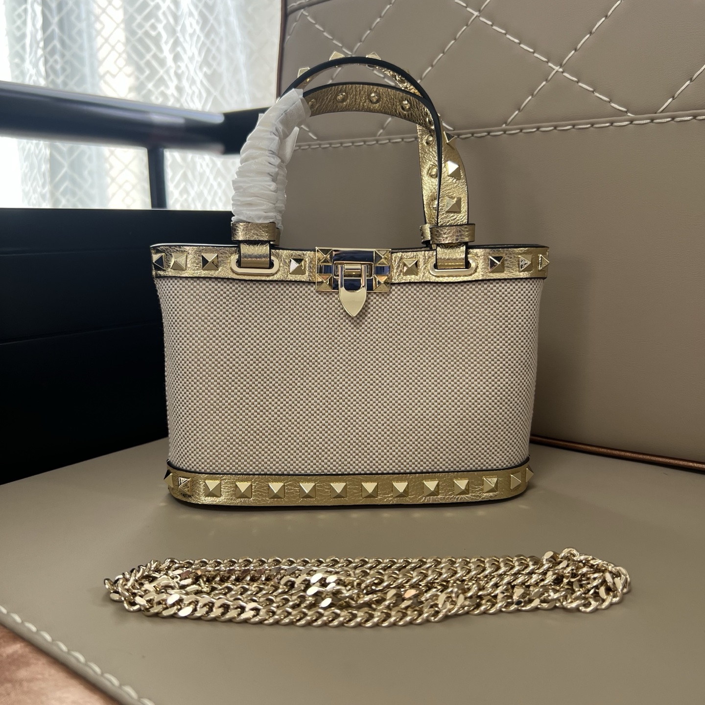 Мини-сумка GARAVANI ROCKSTUD с заклепками Valentino Garavani