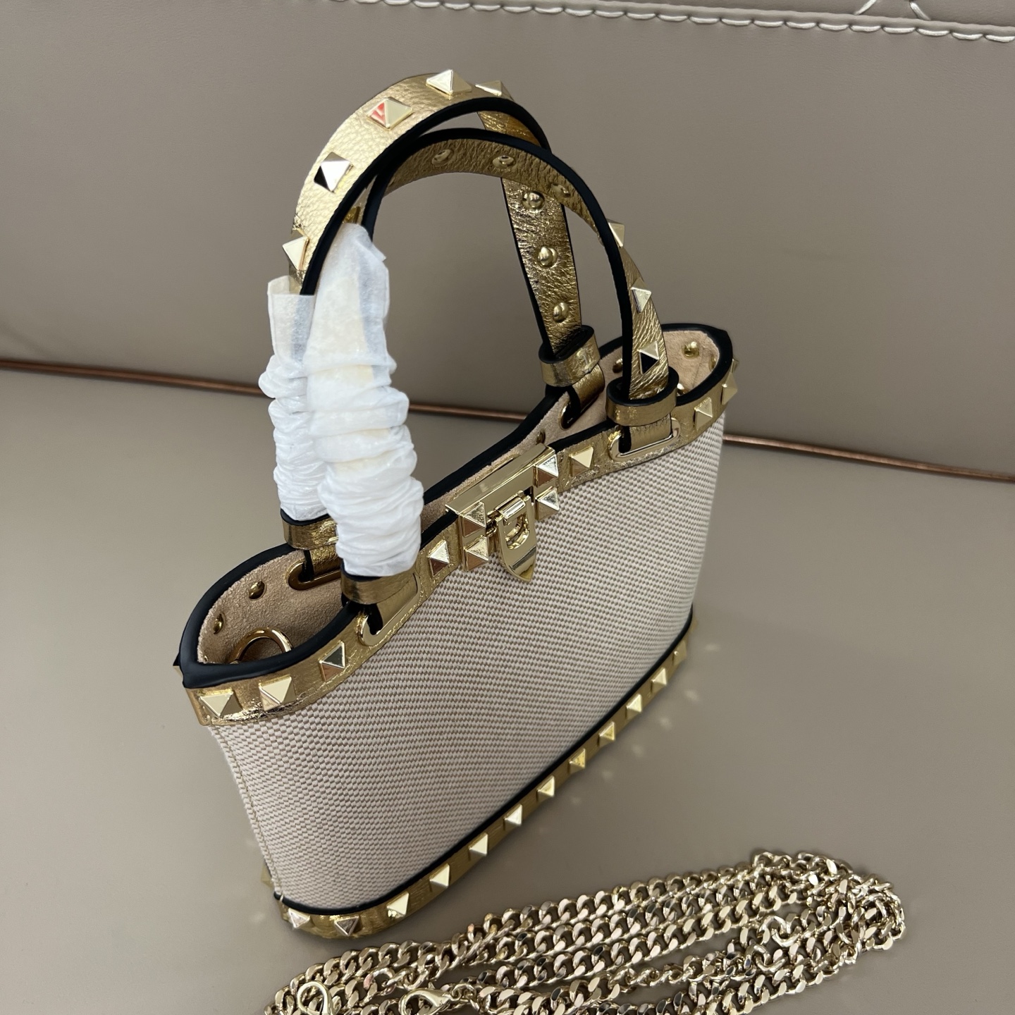 Мини-сумка GARAVANI ROCKSTUD с заклепками Valentino Garavani