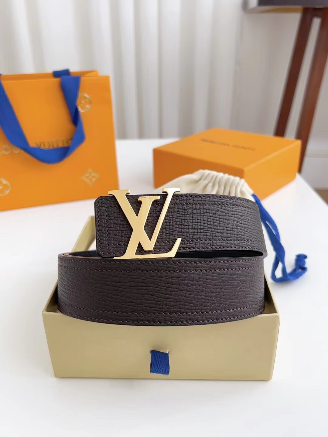 Lv 宽度.0 代购货品 \n双面头层小牛皮材质，真材实料，支持质检，\n精细的做工，用心制作。\n扣头：精抛正品级别（烤漆扣避免磕碰）\n码数：YD-cm\n包装：全套包装