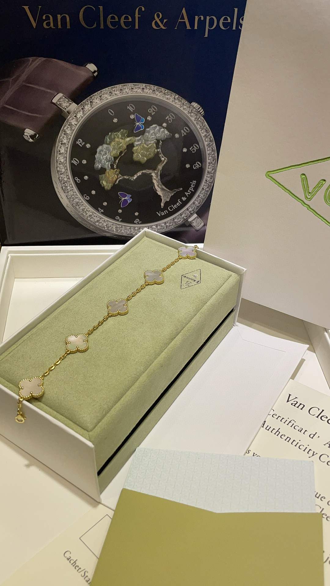 NO:635277,White mother-of-pearl 88320 spot white mother-of-pearl four-leaf clover golden five-flower bracelet. VCA is a must-have for white and rich beauties. It is perfect for stacking. Two pieces can also be worn as a necklace choker. zk real gold white mother-of-pearl. The price is more than 4w. Real shot of sterling silver custom-made white mother-of-pearl. Exclusive jewelry craftsmanship. Excellent texture and workmanship. Necklace, bracelet, pure silver, Cardia high-end jewelry19860909白贝88320现货  白贝母四叶草金色五花手链 白富美人手必备vca 叠戴绝了 两条入也可以搭配成项链choker佩戴 zk真金白母贝 价格4w多 实拍纯银定制白母贝 独家珠宝工艺 质感做工超赞,,necklace,bracelet,pure silver,卡迪亚高端饰品,Jewelry