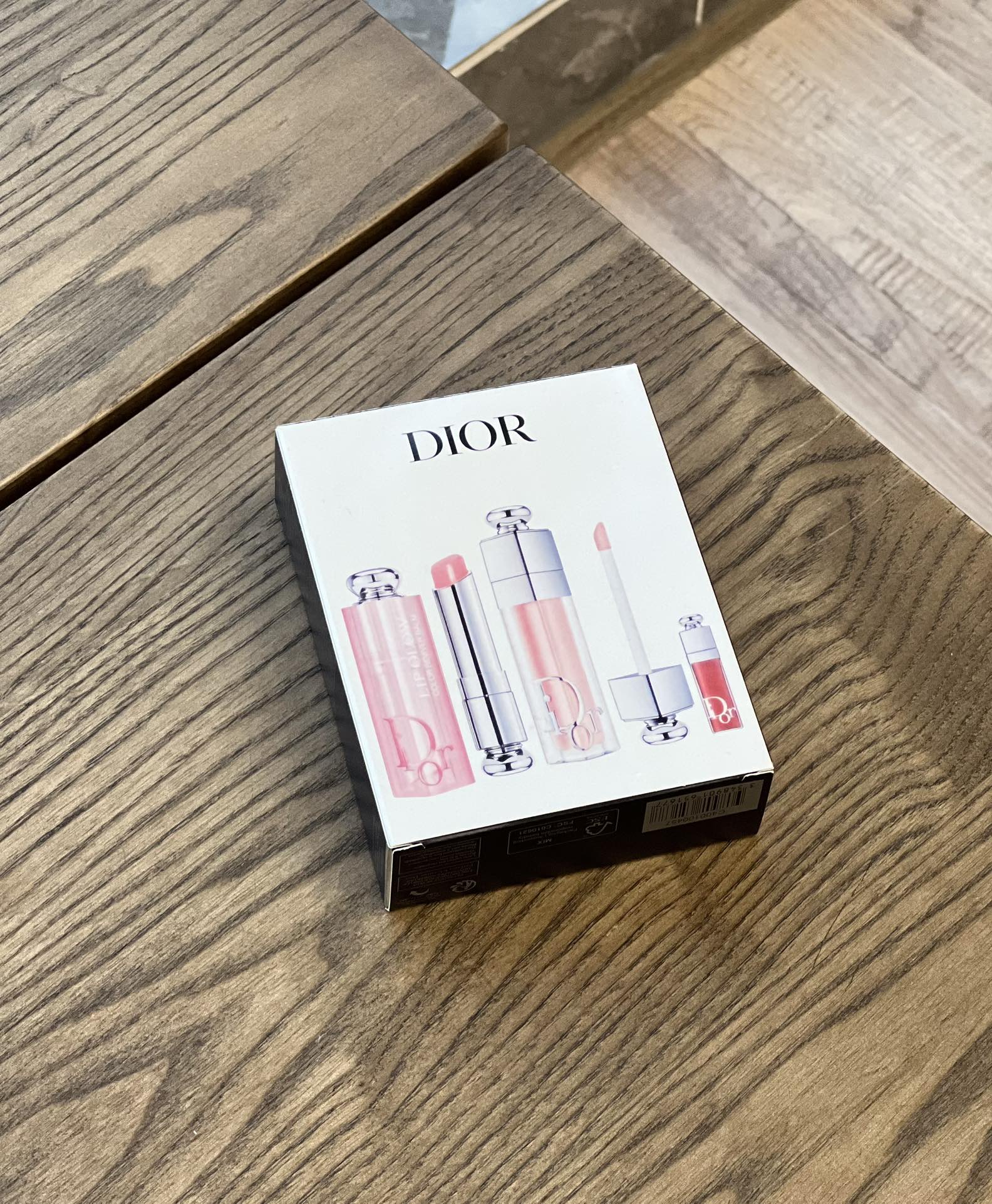 95💰迪奥唇部护理三件套

内含：正装变色润唇膏001#，丰唇蜜001#，小样迪奥丰唇蜜038#