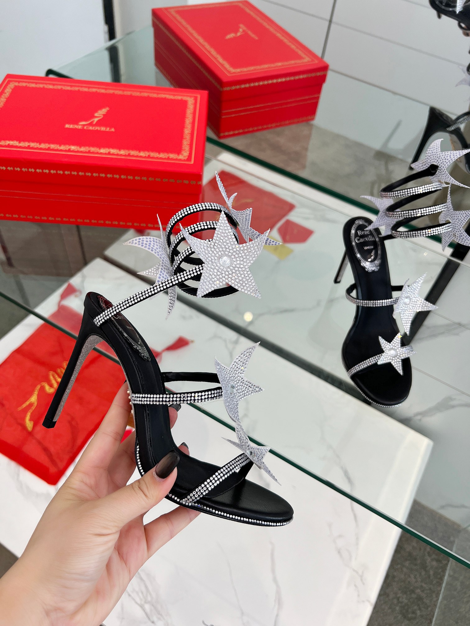 NO:265513,Top version R C | Latest RC MARGOT series, fairy snake strap crystal high heels women's sandals, iconic spiral snake lace new version, tulle five-pointed star rhinestone inlay, gently inhabiting snake lace and crystal upper, shining brightly and full of fairy spirit. Simple but hidden mystery, a little light, the entire upper sparkles and shines brightly. Whether it is a warm and lively party or a dim and ambiguous occasion, you can easily grasp it. High-version new spring and summer style, charming and gorgeous top hard goods, annual heavyweight store boutique!  Original fabric custom-grade silk   Cleo crystal diamond   mesh diamond five-pointed star diamond Inner: pearlescent sheepskin Color black Silver White Black and white Size 35-39 (34/40/41/42/43 Customized non-return and exchange) Standard code Packaging with cloth bags, cards, spare diamonds, high heels, sheepskin, real silk19860909顶级版 R C | 最新RC MARGOT系列,仙女蛇形绑带水晶高跟鞋女士凉鞋,标志性螺旋蛇型系带新版,薄纱五角星水钻嵌饰,轻柔栖息于蛇形系带和水晶鞋面上,光彩熠熠,仙气十足 简约却暗藏玄机,一点点灯光,整个鞋面波光粼粼,熠熠生辉.无论是在温暖热闹的派对,还是昏暗暧昧的场合,都轻松拿捏 高版本 春夏新款,魅惑华丽的顶级硬货,年度重量级镇店精品！ 面料原版定制级真丝 克里奥水晶钻 网钻五角星钻 内里:珠光羊皮里 Color黑色 银色 白色 黑配白 Size 35-39（34/40/41/42/43定做不退换）标准码 包装配布袋、卡片、备用钻,高跟鞋凉鞋,sandals,high heels,sheepskin,real silk,Women's Shoes