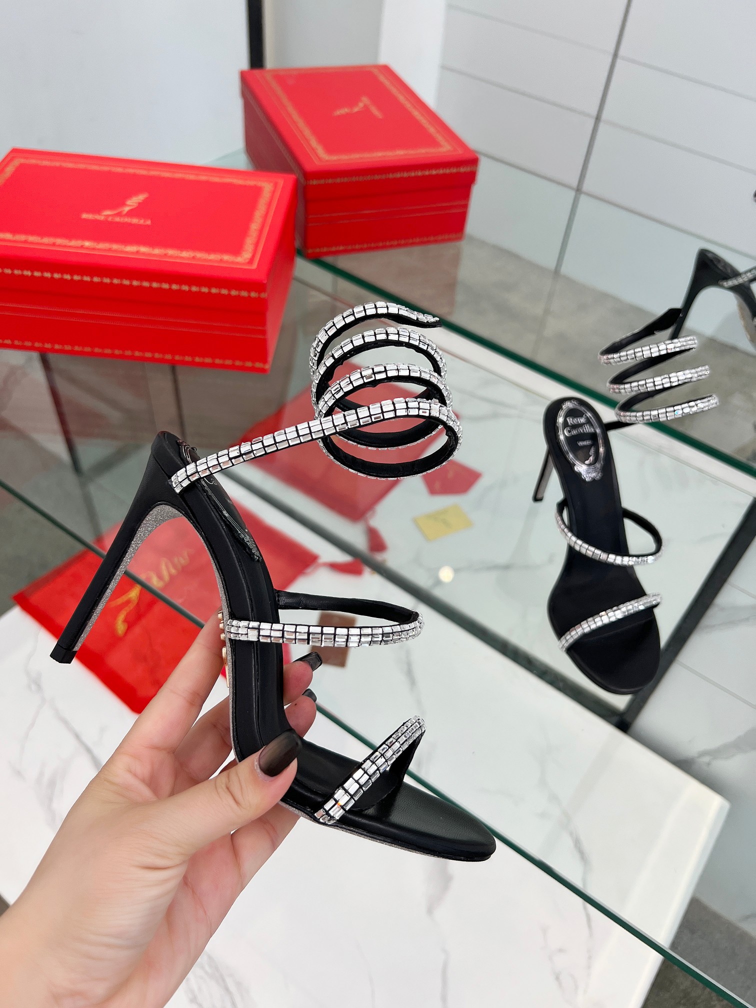 NO:265520,Top version Rene Caovilla Rc Snake-shaped winding popular fairy sandals series, charming and gorgeous top hard goods Rc shoes are always online ♀ *Rene caovilla's high heel shoes are every woman's dream shoes Dream shoes The snake-shaped decoration wrapped around the bare feet makes the feet longer, the opposite-sex glass crystal is purely handmade one by one, time and effort, and is extremely beautiful. Every rhinestone is crystal clear, blingbling is super flashing. It is really eye-catching when walking on the road, and you can really close your eyes. The original version is purchased 1:1 customization. Full upgrade and shipment. Quality details can be compared. Original custom-grade silk   Cleo crystal glass diamond. Inner imported sheepskin inner foot pads. The original sole is flashing silver gold standard leather sole. Heel height is about 9.5cm. Color black.  White Size 35-39 (34/40/41/42/43 Customized non-return and exchange) Standard code Packaging with cloth bags, cards, spare diamonds, high heels, high heels, high heels, high silk19860909顶级版本 Rene Caovilla芮妮·乔薇拉 Rc 蛇型缠绕爆红仙女凉鞋系列,魅惑华丽的顶级硬货 Rc家鞋子的颜值永远在线 ♀ *Rene caovilla的高跟鞋子是每个女人的梦中情鞋 Dream shoes 缠绕在脚裸的蛇形装饰让脚更加修长, 异性玻璃水晶纯手工一颗一颗嵌镶 耗时耗力 绝美绝伦 每颗水钻都很晶莹剔透,blingbling超闪 走在路上真的很吸睛,真的可以闭眼入 原版购入1:1订制 全升级出货 品质细节完全可以对比 面料原版定制级真丝 克里奥水晶玻璃钻 内里进口羊皮内里垫脚 大底原版闪银金色标皮底 跟高约9.5cm Color黑色 白色 Size 35-39（34/40/41/42/43定做不退换）标准码 包装配布袋、卡片、备用钻,高跟鞋凉鞋,rene caovilla,rene caovilla,chanel,sandals,high heels,sheepskin,real silk,Women's Shoes