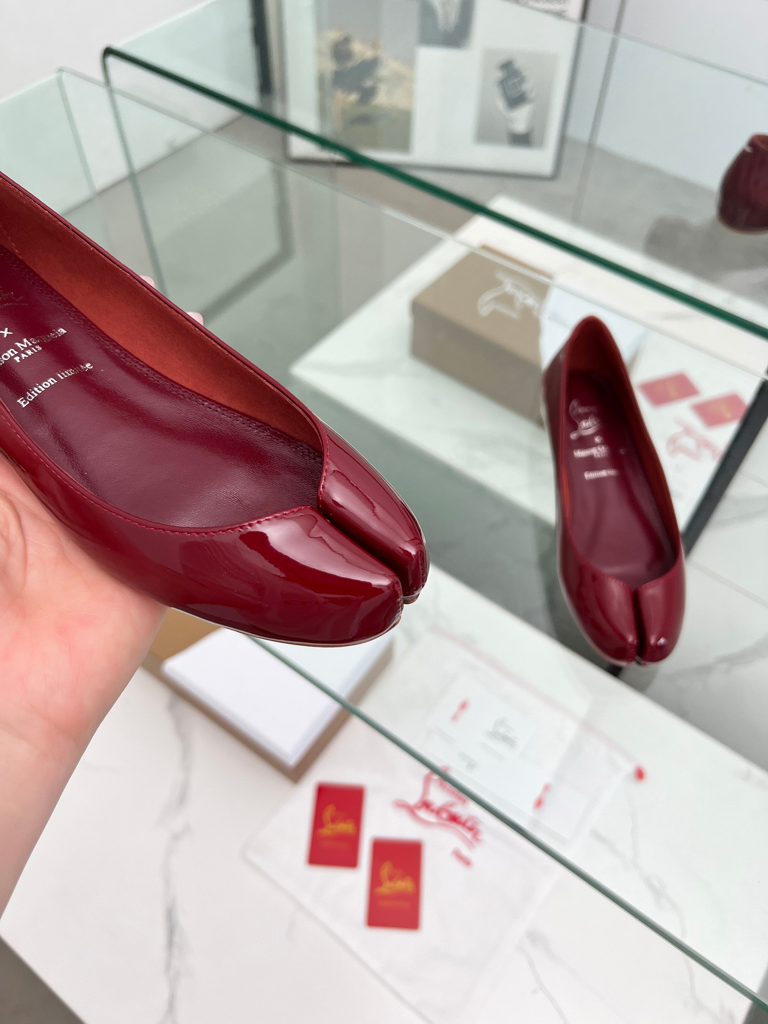 “Joint Red Bottom Toe-to-Toe Shoe Series by Maison Margiela and Christian Louboutin: A Unique Collaboration” - 图片 2