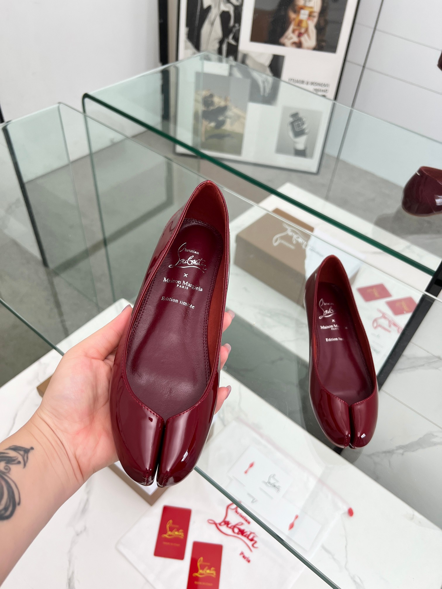 “Joint Red Bottom Toe-to-Toe Shoe Series by Maison Margiela and Christian Louboutin: A Unique Collaboration” - 图片 1