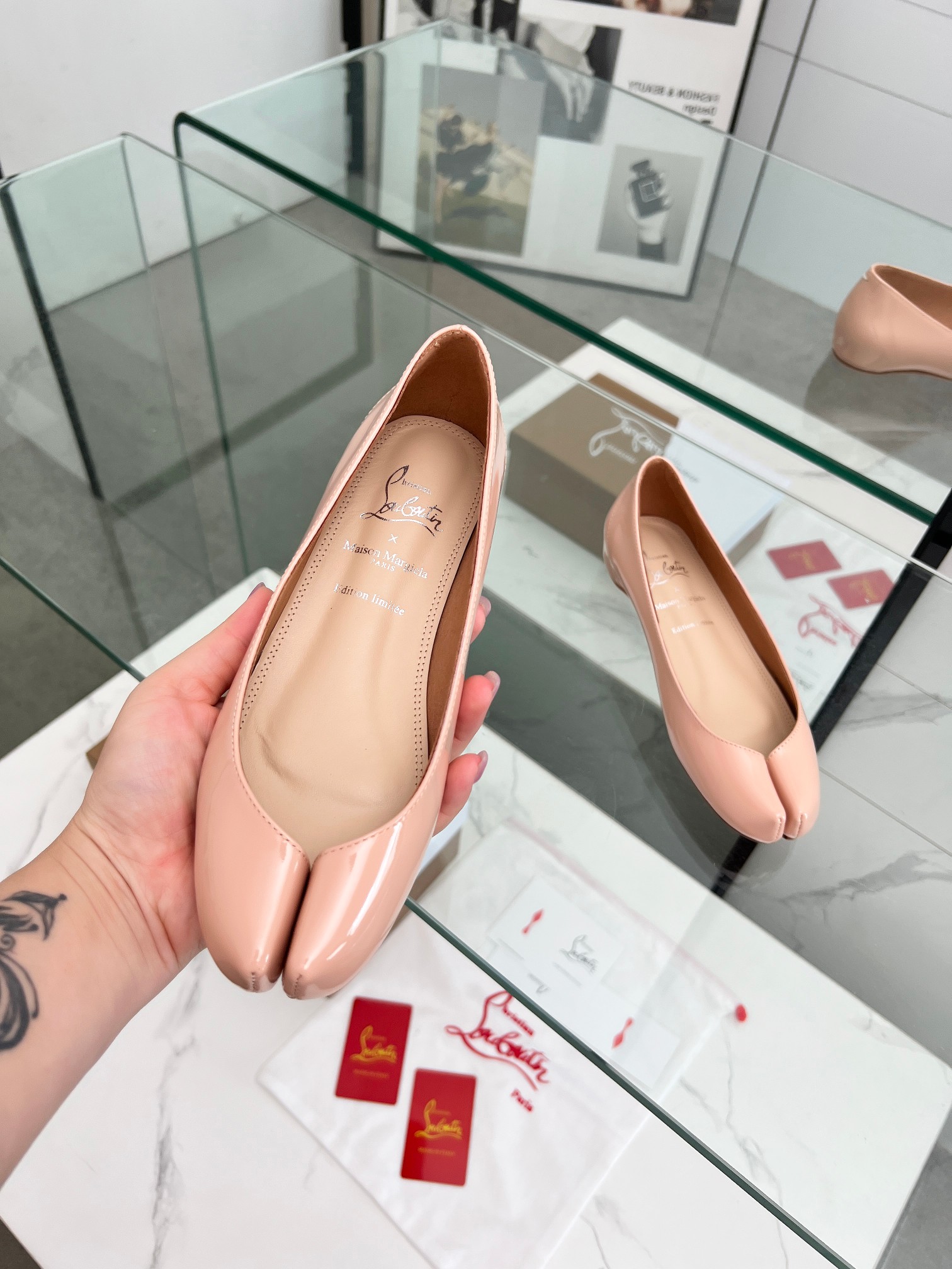 “Collaboration: Maison Margiela & Christian Louboutin Red Bottom Tabi Toe-to-Shoe Series” - 图片 1