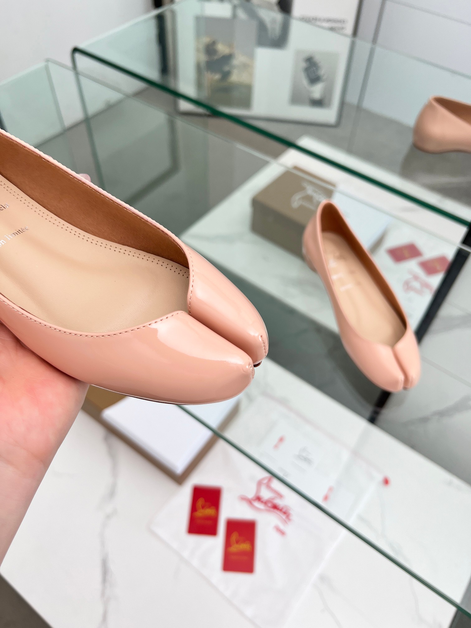 “Collaboration: Maison Margiela & Christian Louboutin Red Bottom Tabi Toe-to-Shoe Series” - 图片 2