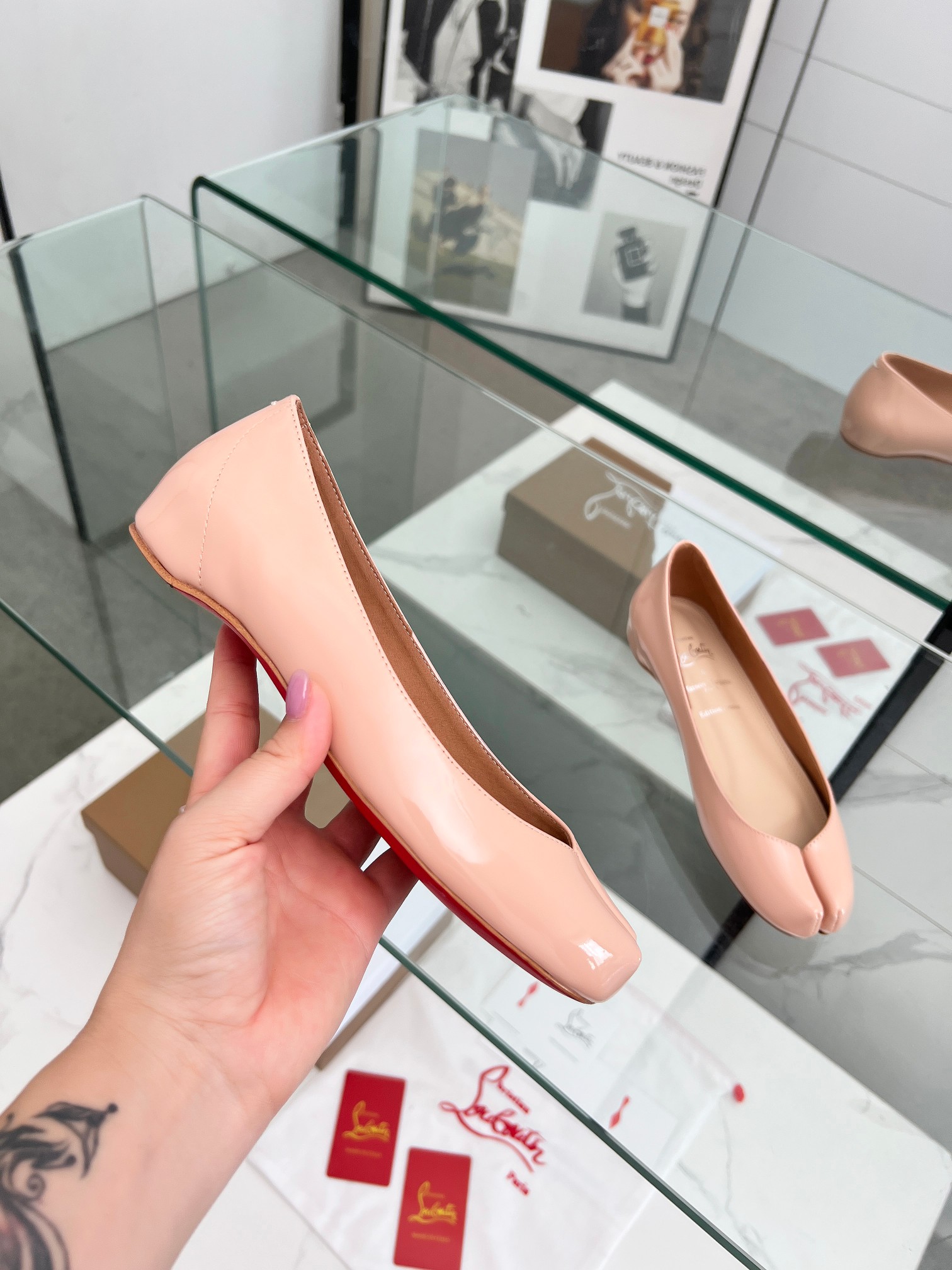 “Collaboration: Maison Margiela & Christian Louboutin Red Bottom Tabi Toe-to-Shoe Series” - 图片 4