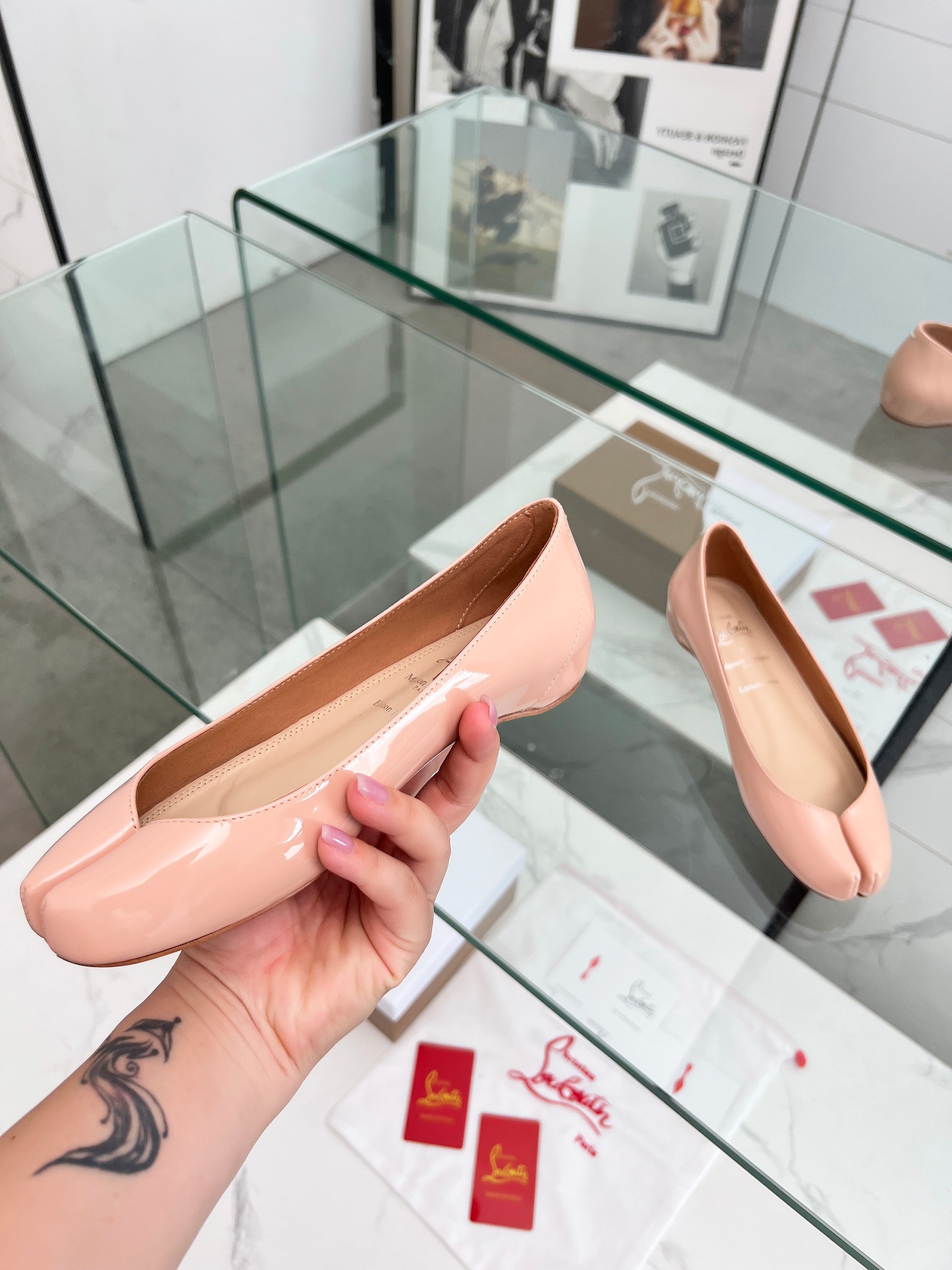 “Collaboration: Maison Margiela & Christian Louboutin Red Bottom Tabi Toe-to-Shoe Series” - 图片 3