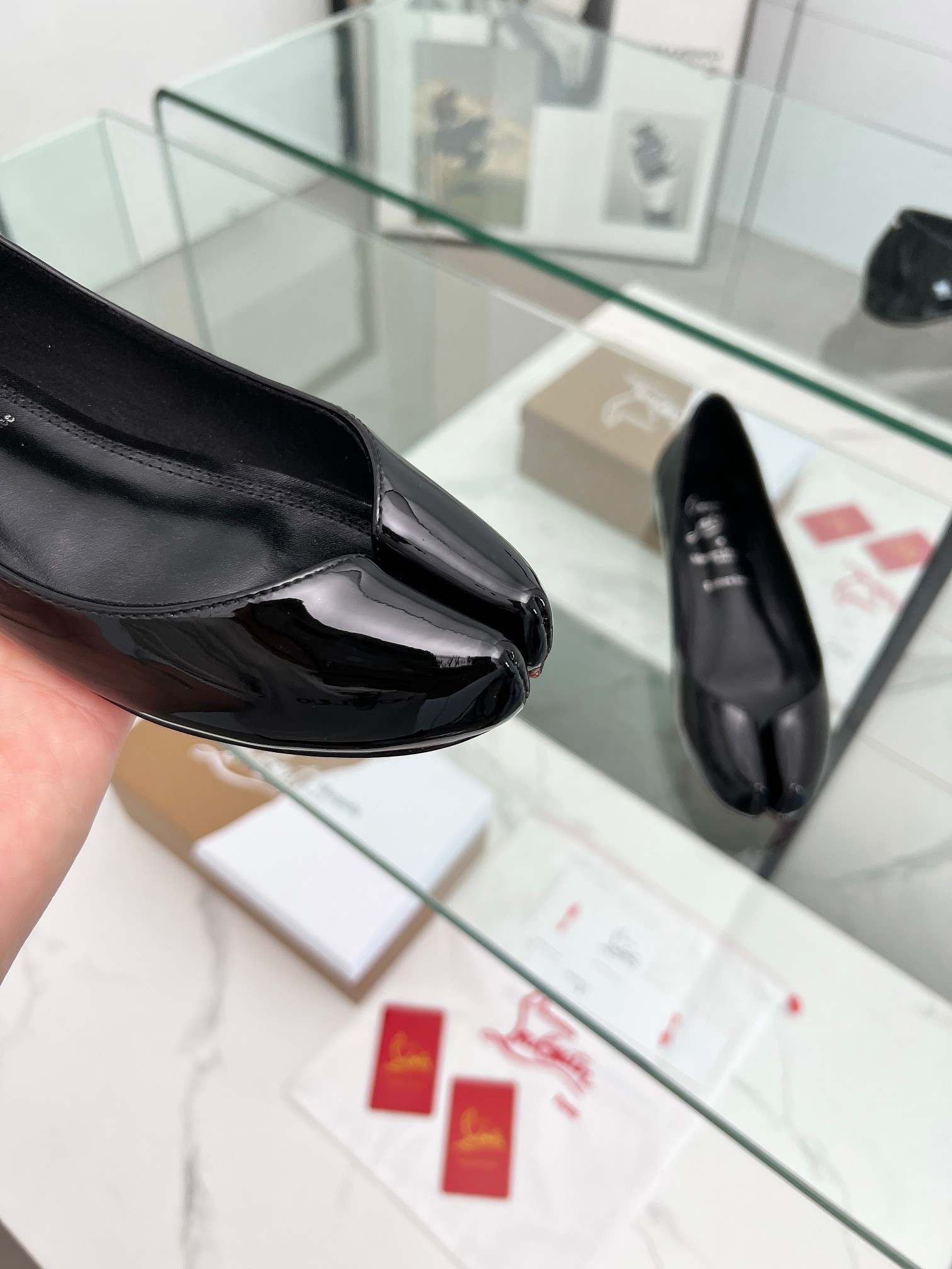 “Christian Louboutin and Maison Margiela Joint Shoe Series: Red Bottom Toe-to-Shoe Collection” - 图片 3