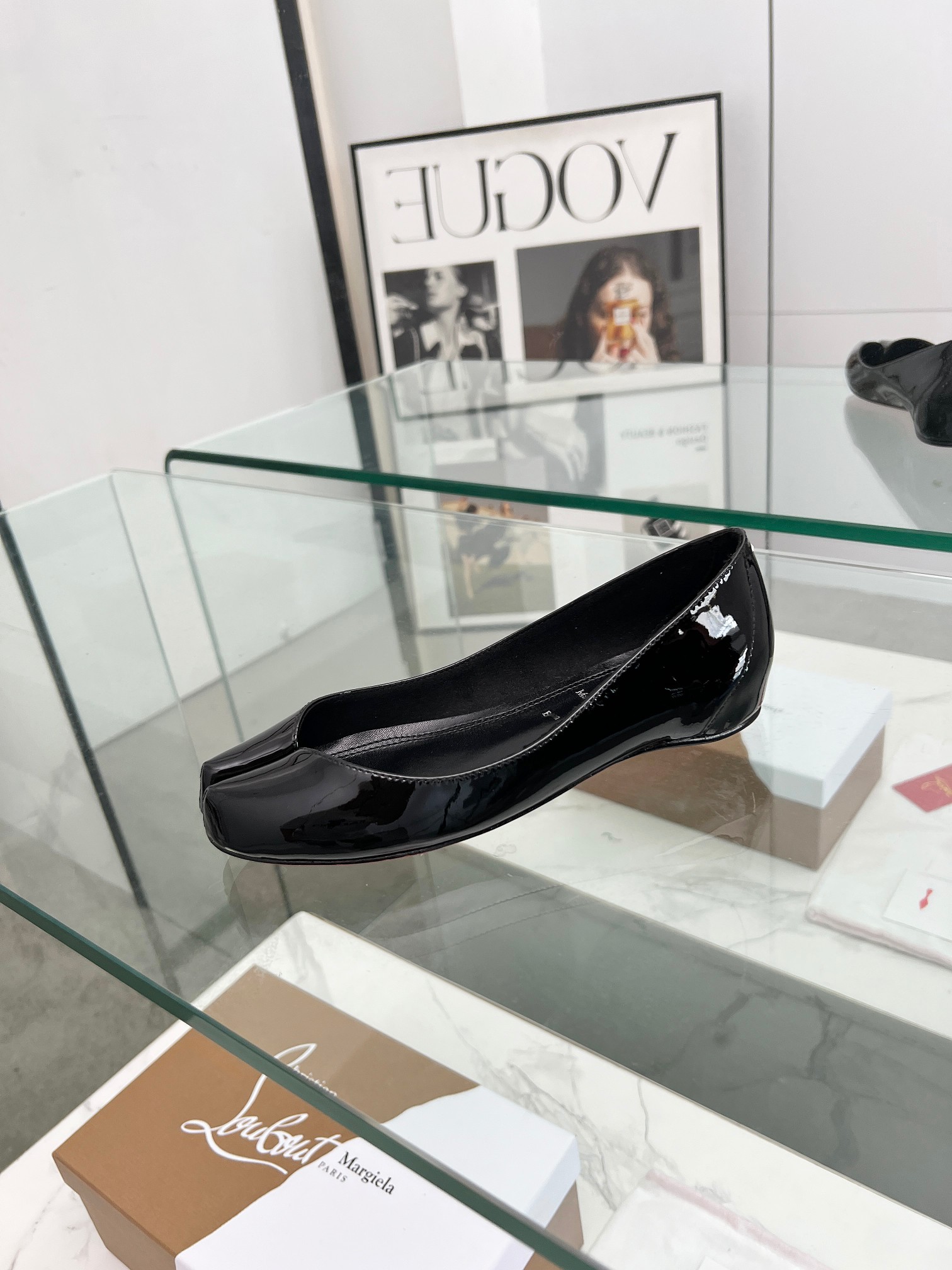“Christian Louboutin and Maison Margiela Joint Shoe Series: Red Bottom Toe-to-Shoe Collection” - 图片 2