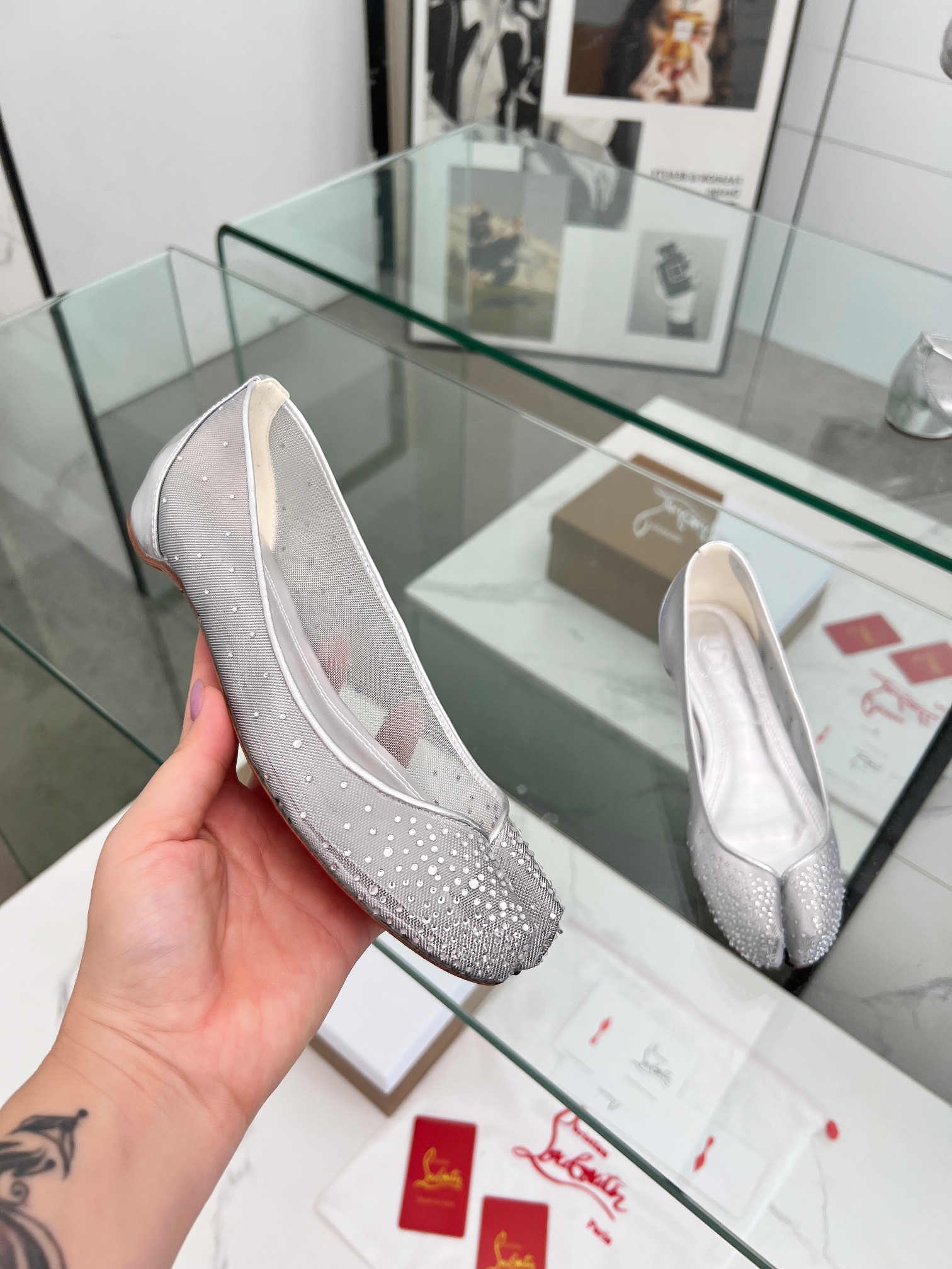 Title: Maison Margiela and Christian Louboutin Joint Shoe Series Summary Summary: Collaboration combines design genes, flexible curve aesthetics, Maison Margiela Tabi toes, and classic red bottoms - 图片 2