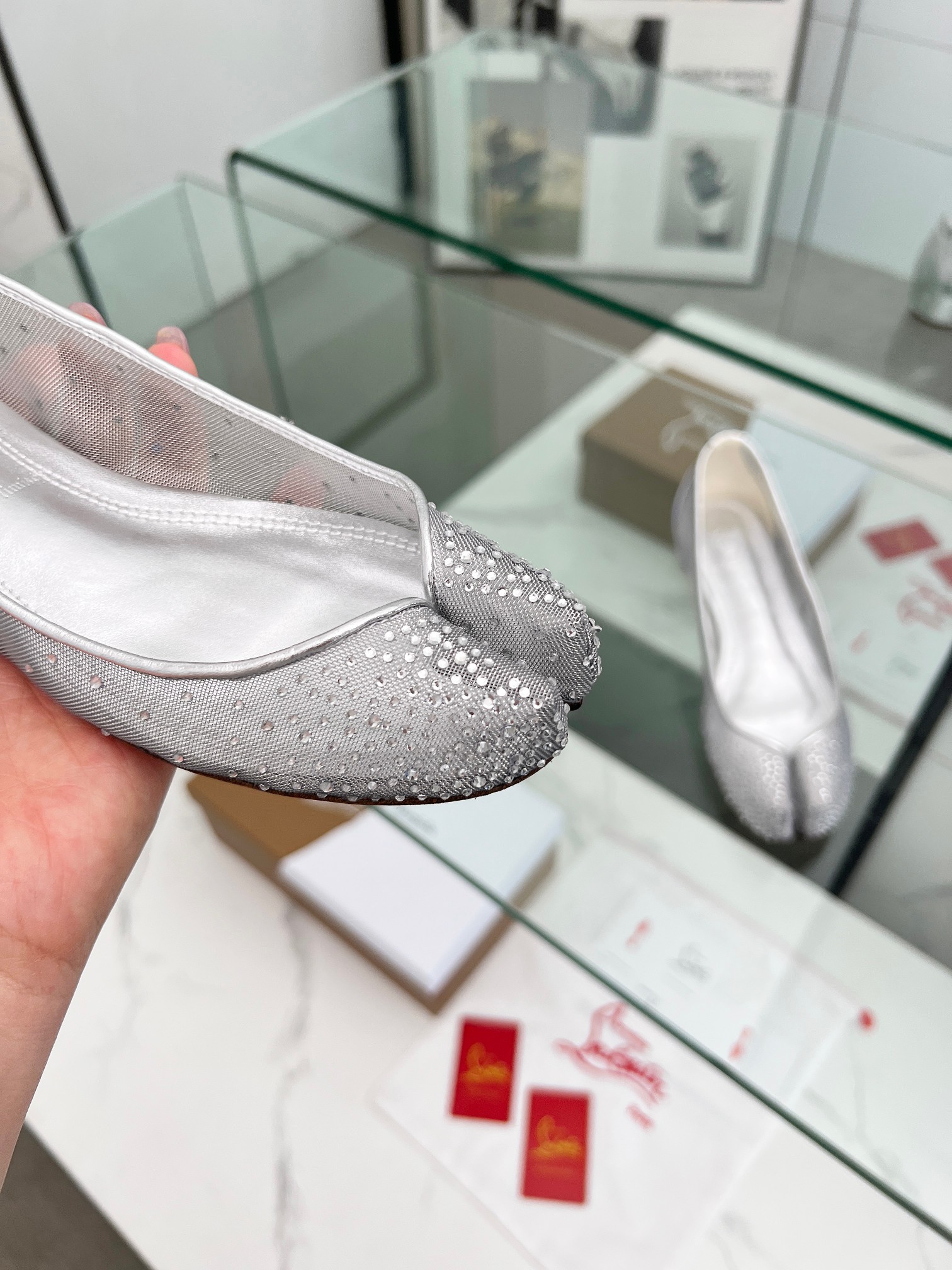Title: Maison Margiela and Christian Louboutin Joint Shoe Series Summary Summary: Collaboration combines design genes, flexible curve aesthetics, Maison Margiela Tabi toes, and classic red bottoms - 图片 3