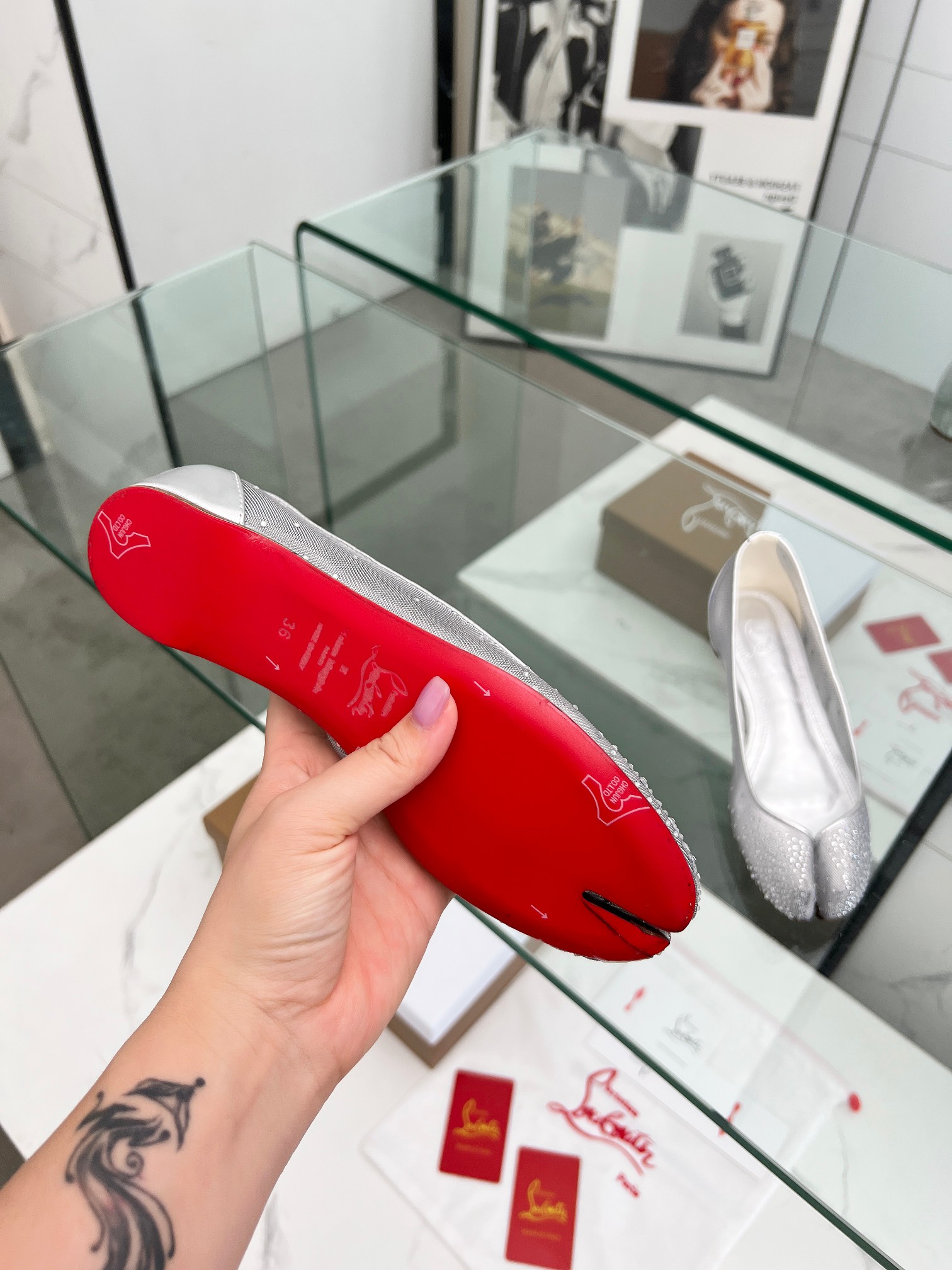 Title: Maison Margiela and Christian Louboutin Joint Shoe Series Summary Summary: Collaboration combines design genes, flexible curve aesthetics, Maison Margiela Tabi toes, and classic red bottoms - 图片 4