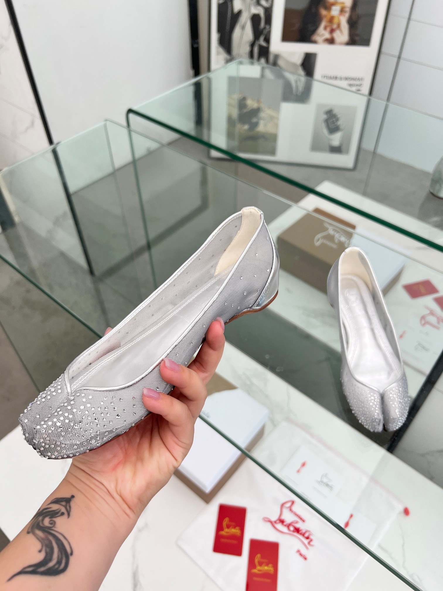 Title: Maison Margiela and Christian Louboutin Joint Shoe Series Summary Summary: Collaboration combines design genes, flexible curve aesthetics, Maison Margiela Tabi toes, and classic red bottoms - 图片 1