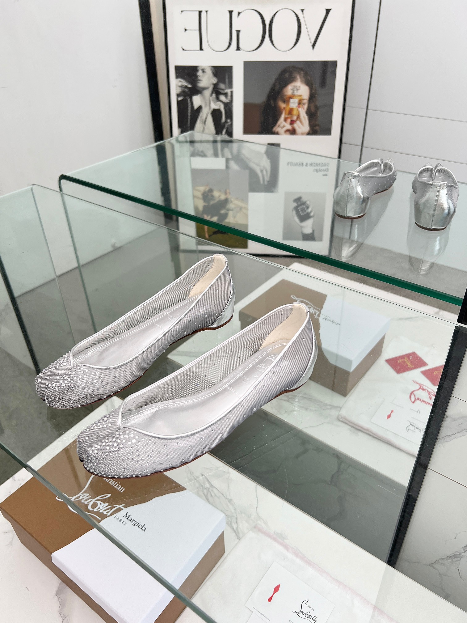 Title: Maison Margiela and Christian Louboutin Joint Shoe Series Summary Summary: Collaboration combines design genes, flexible curve aesthetics, Maison Margiela Tabi toes, and classic red bottoms - 图片 8