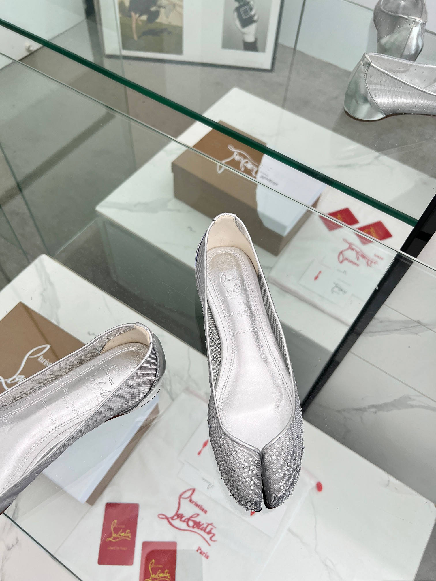 Title: Maison Margiela and Christian Louboutin Joint Shoe Series Summary Summary: Collaboration combines design genes, flexible curve aesthetics, Maison Margiela Tabi toes, and classic red bottoms - 图片 6