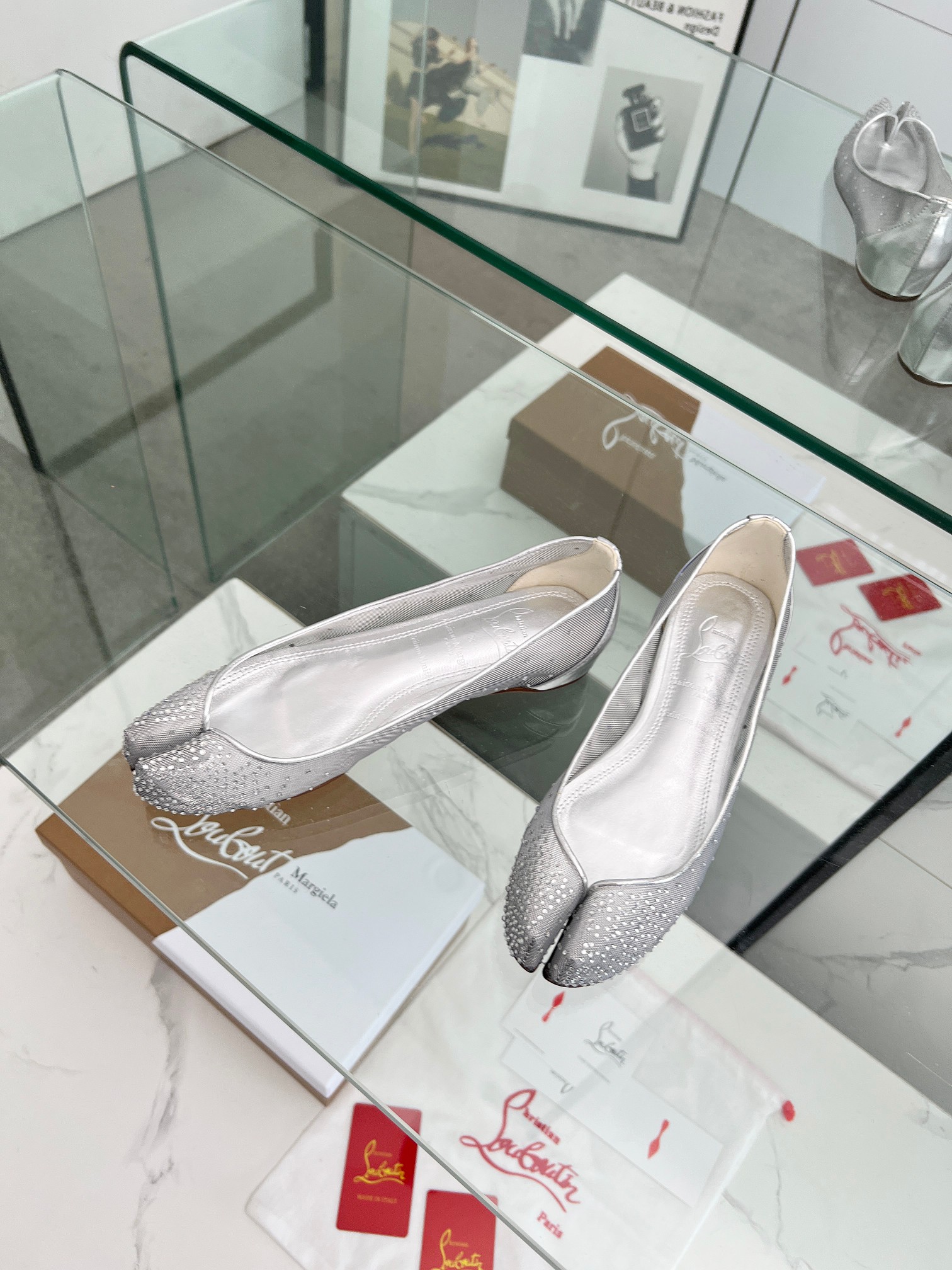 Title: Maison Margiela and Christian Louboutin Joint Shoe Series Summary Summary: Collaboration combines design genes, flexible curve aesthetics, Maison Margiela Tabi toes, and classic red bottoms - 图片 9