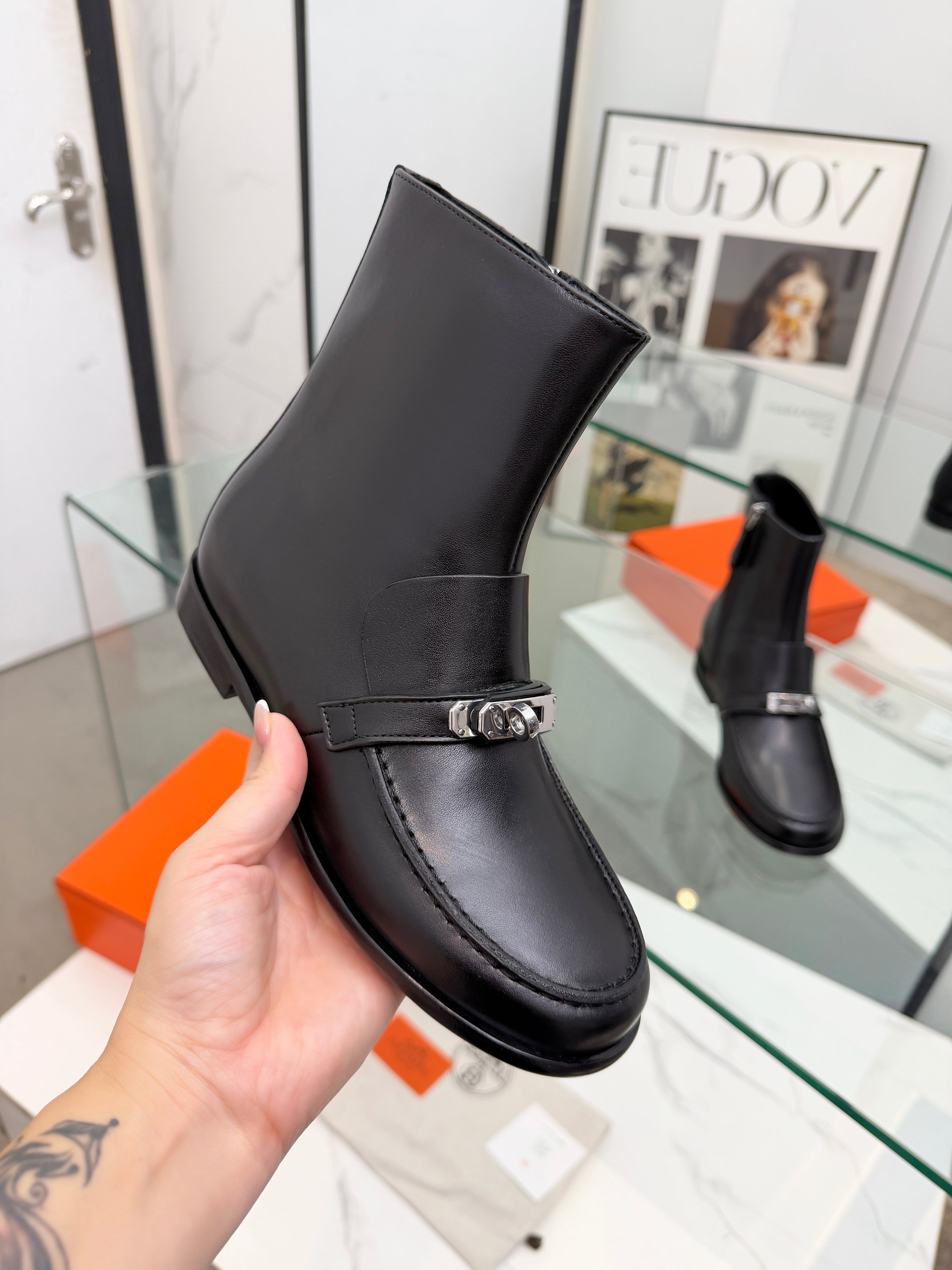 NO:647916,The top version of Hermes / Hermès 25WF autumn and winter new Kelly buckle retro flat short boots. It inherits Hermès' century-old craftsmanship. Every detail shows extraordinary quality. The iconic Kelly buckle is embellished on the boot surface, shining with metallic luster. The smooth lines are exquisite and luxurious, and the continuation of the classic legend is a symbol of Hermès taste.  Whether in urban streets or outdoor walks, the boot height is just right, fits the ankle, modifies the leg line, makes the legs slimmer and longer, and is smart and casual when paired with jeans; it is elegant and charming when paired with a dress, easily adaptable to style clothing, and is a versatile fashion item for all seasons. The fabric is made of original custom leather, and the inner pads are all sheepskin. The soles are genuine leather outsole imported from Italy size: 35-39 (customized 40/41), boots, hermes, hermes, boots, skirts, jeans, sheepskin, Leather  soles19860909顶级版本Hermes ／爱马仕25WF秋冬新品 Kelly 扣复古平底短靴它传承爱马仕百年匠心工艺 每一处细节都彰显非凡品质标志性 Kelly 扣点缀于靴面闪耀金属光泽流畅线条精致尽显奢华质感 延续经典传奇是爱马仕品味象征. 无论是都市街道还是户外漫步都稳健自在靴筒高度恰到好处贴合脚踝修饰腿部线条显腿瘦显腿长搭配牛仔裤干练随性；搭配连衣裙优雅迷人轻松适配风格服装四季百搭时尚单品. 面料采用原版定制皮料 内里垫脚均为羊皮 鞋底意大利进口真皮大底 size :35-39(40/41定制）,靴子,hermes,hermes,boots,skirts,jeans,sheepskin,Leather soles,Women's Shoes