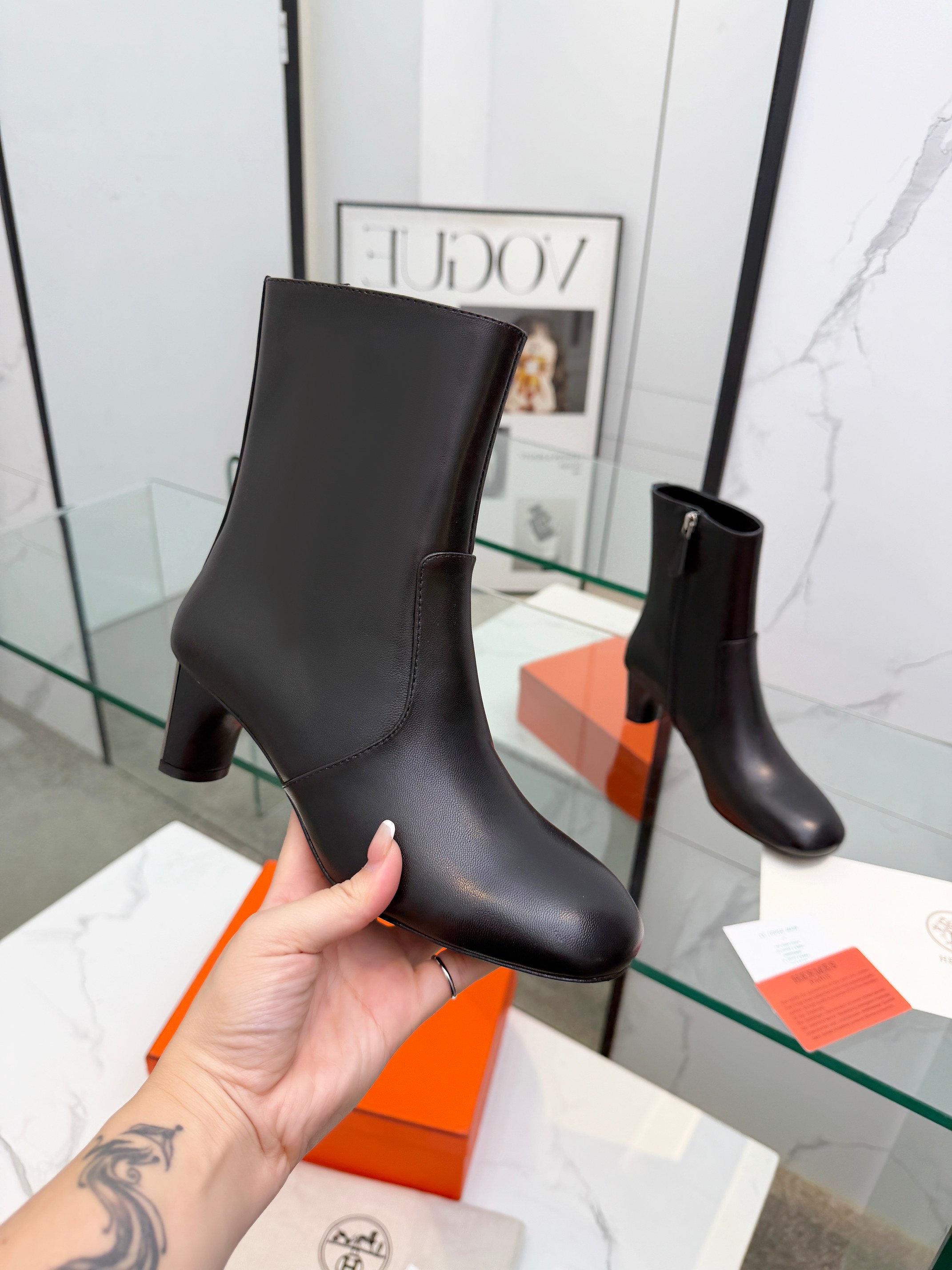 NO:629268,Top version purchasing agent Hermes 2025 autumn and winter new style Lisa thick heel side zipper and naked women's short boots H family logo high heel round toe Martin knight boots Material upper imported calfskin + water-dyed sheepskin lining + Italian genuine leather outsole Heel height: 5.5CM Size:  Women's size 35-41 (40.41 customized, non-refundable), boots, hermes, hermes, boots, cowhide, sheepskin, Leather soles19860909顶级版本 代购级 爱马仕 Hermes 2025秋冬新款 Lisa 粗跟侧拉链及裸女短靴 H家字母logo高跟圆头马丁骑士靴 材质鞋面进口小牛皮+水染羊皮内里+ 意大利真皮大底 跟高:5.5CM Size: 女码35-41（40.41定制不退换）,靴子,hermes,hermes,boots,cowhide,sheepskin,Leather soles,Women's Shoes