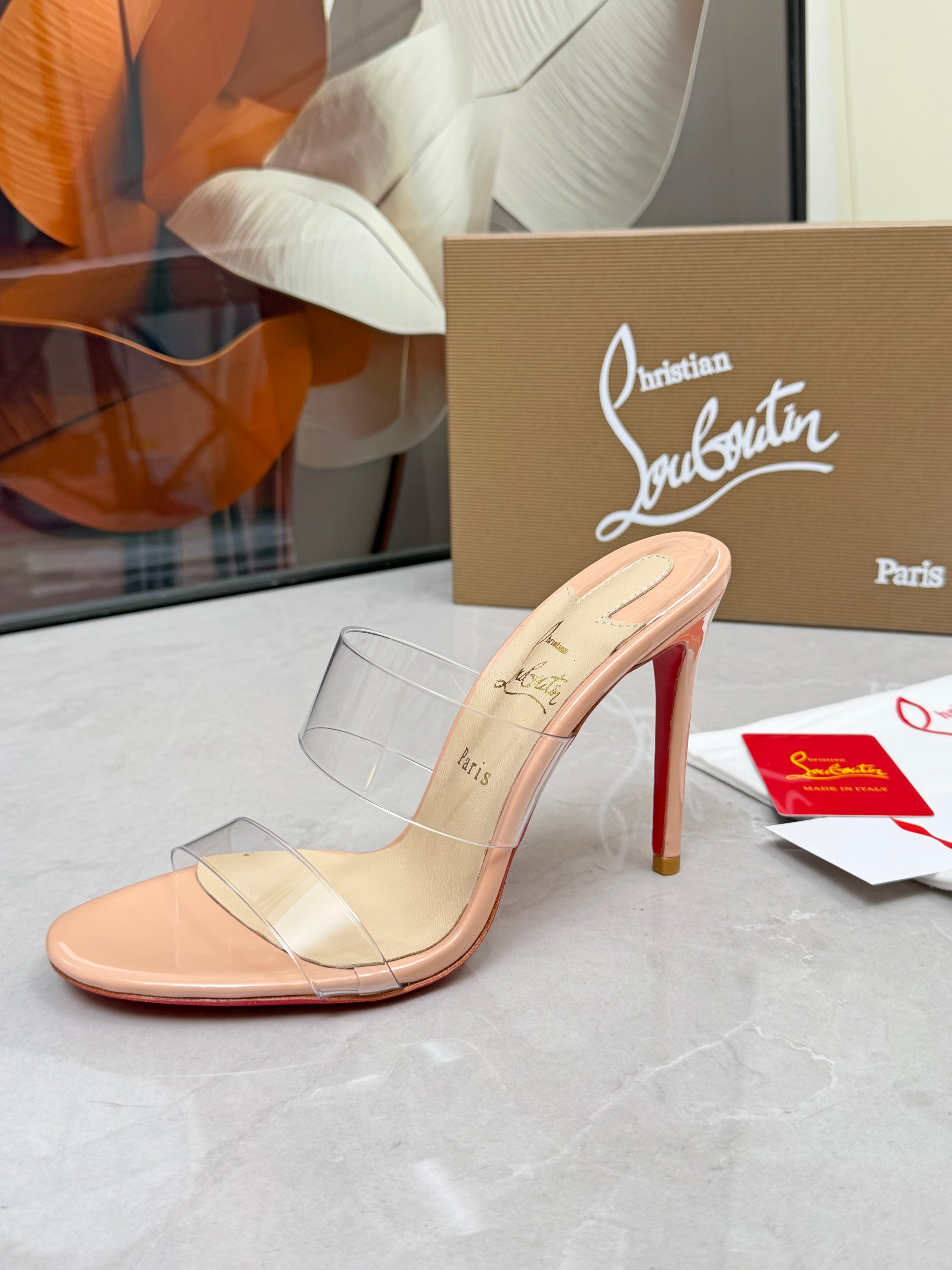 NO:784802,ChristianLouboutin CL red-soled shoes‖ Globally limited edition!  Blessings from Las Vegas are inspired by the colorful neon of Las Vegas. Hand-made, exquisite craftsmanship and collectible works. Absolutely eye-catching. Transparency classics. Very exquisite. So beautiful. So beautiful. High-heeled fashion sandals. Irresistible high-heeled shoes. The sexy goddess releases the invincible femininity. The gorgeous red sole is like the red carpet that the queen walks on when she ascends to the top. She is full of aura in every minute. Whether in love or in the workplace, she is famous all the time. Extraordinarily fascinating and full of femininity!  Suitable for all kinds of parties, unbeatable classic, all original one-to-one mold customization, original fabric material, imported soft sheep leather lining, outsole, original leather sole, heel height 10.5cm, color black, apricot, white, size 35-39 (40/41/42/43 customized, non-returnable) standard size, packaged with cloth bag, card, high heels, christian louboutin, sandals, high heels, sheepskin19860909ChristianLouboutin路铂廷 CL红底鞋‖ 全球限量！来自拉斯维加斯的祝福灵感来自拉斯维加斯的炫彩霓虹 手工制作,精致工艺收藏级作品 绝对吸睛的存在 透明胶片经典款 非常精致 太美了太美了太美了 高跟时装凉鞋 标致性高跟鞋 根本抵抗不了 性感女神 释放无敌女人味 艳丽红底 就像女王登顶时踩着的红毯 分分钟气场全开 不论情场还是职场 一红到底 格外的引人入胜 女人味十足！适合各种聚会 不败的经典 全原版一比一开模定制 面料原版材料 内里进口柔软绵羊皮内里垫脚 大底原版一致真皮底 跟高10.5cm Color黑色 杏色 白色 Size 35-39（40/41/42/43定做不退换）标准码 包装配布袋、卡片,高跟鞋,christian louboutin,sandals,high heels,sheepskin,Women's Shoes