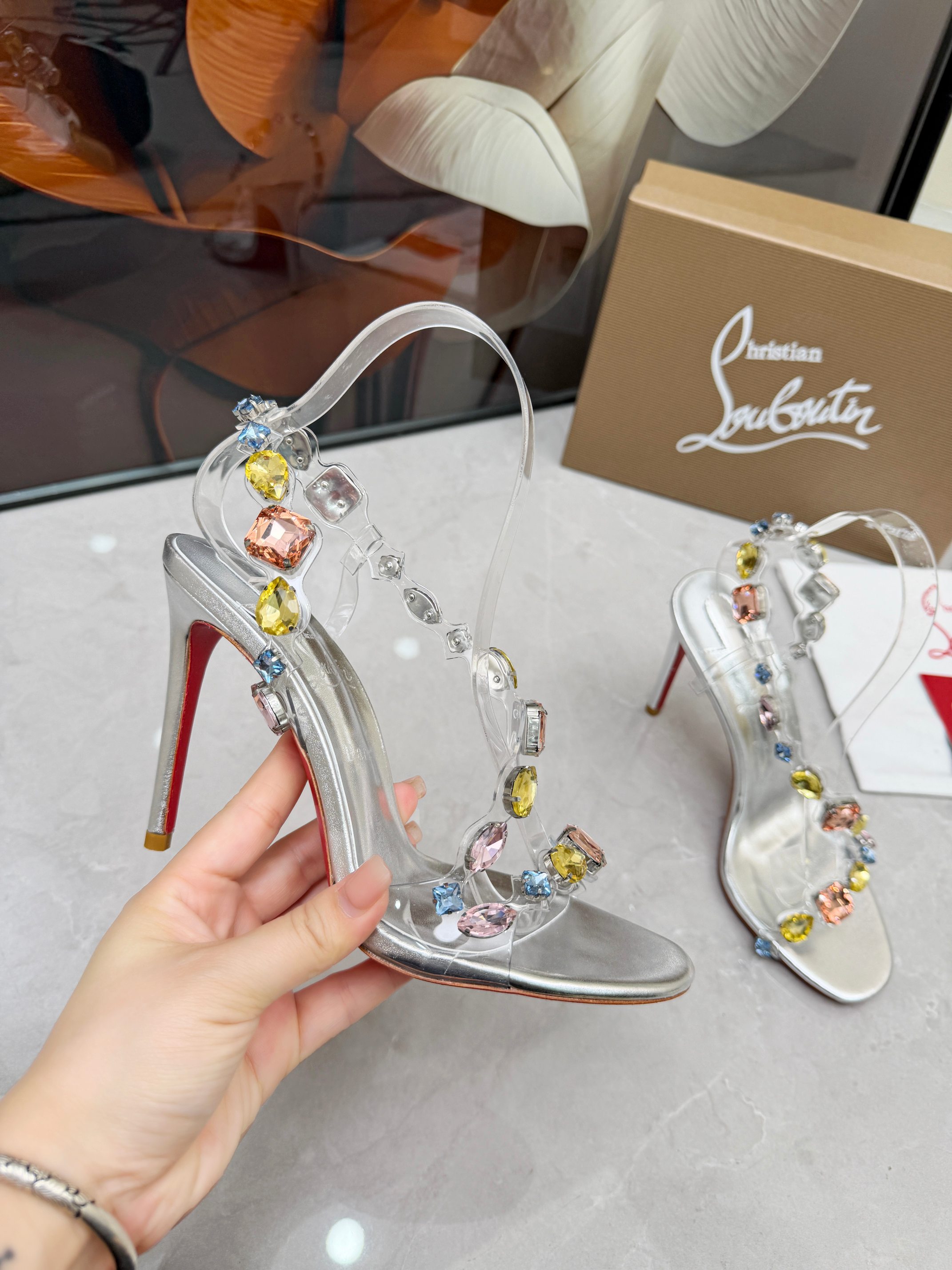 NO:784799,ChristianLouboutin CL red-soled shoes‖ Globally limited edition!  Blessings from Las Vegas are inspired by the colorful neon of Las Vegas. Hand-made, exquisite craftsmanship and collectible works. Absolutely eye-catching. The new diamond sandals are like magic. The gemstones are suspended on the feet. These 'Rosalie' sandals have undulating straps, embellished with huge sparkling crystals, outlining your charming foot shape. The 10 cm high heels can hold up the skirt of the dress and the legs of the trousers. The transparent PVC is inlaid with various crystal diamonds, very exquisite, so beautiful, so beautiful, so beautiful.  Stiletto fashion sandals are irresistible to the sexy goddess, releasing her invincible femininity. The gorgeous red bottom is like the red carpet that the queen walks on when she reaches the top. She is full of aura every minute. Whether in love or in the workplace, she is famous all the time. It is particularly attractive and full of femininity!  Suitable for all kinds of parties, unbeatable classic, all original one-to-one mold customization, original fabric material, imported soft sheepskin lining for feet, outsole with original leather sole, heel height 10.5cm, color gold, silver, size 35-39 (40/41/42/43 customized, non-returnable) standard size, packaged with cloth bag, card, high heels, christian louboutin, sandals, high heels, skirts, sheepskin19860909ChristianLouboutin路铂廷 CL红底鞋‖ 全球限量！来自拉斯维加斯的祝福灵感来自拉斯维加斯的炫彩霓虹 手工制作,精致工艺收藏级作品 绝对吸睛的存在 新款钻石凉鞋宝石如魔法般悬浮在足面 这款 “Rosalie” 凉鞋设有如波浪般起伏的袢带,缀着硕大的闪耀水晶,勾勒出你的迷人足形.10 厘米高跟能撑起礼服裙摆和长裤裤管. 透明PVC镶嵌各种水晶钻 非常精致 太美了太美了太美了 细高跟时装凉鞋 根本抵抗不了 性感女神 释放无敌女人味 艳丽红底 就像女王登顶时踩着的红毯 分分钟气场全开 不论情场还是职场 一红到底 格外的引人入胜 女人味十足！适合各种聚会 不败的经典 全原版一比一开模定制 面料原版材料 内里进口柔软绵羊皮内里垫脚 大底原版一致真皮底 跟高10.5cm Color金色 银色 Size 35-39（40/41/42/43定做不退换）标准码 包装配布袋、卡片,高跟鞋,christian louboutin,sandals,high heels,skirts,sheepskin,Women's Shoes