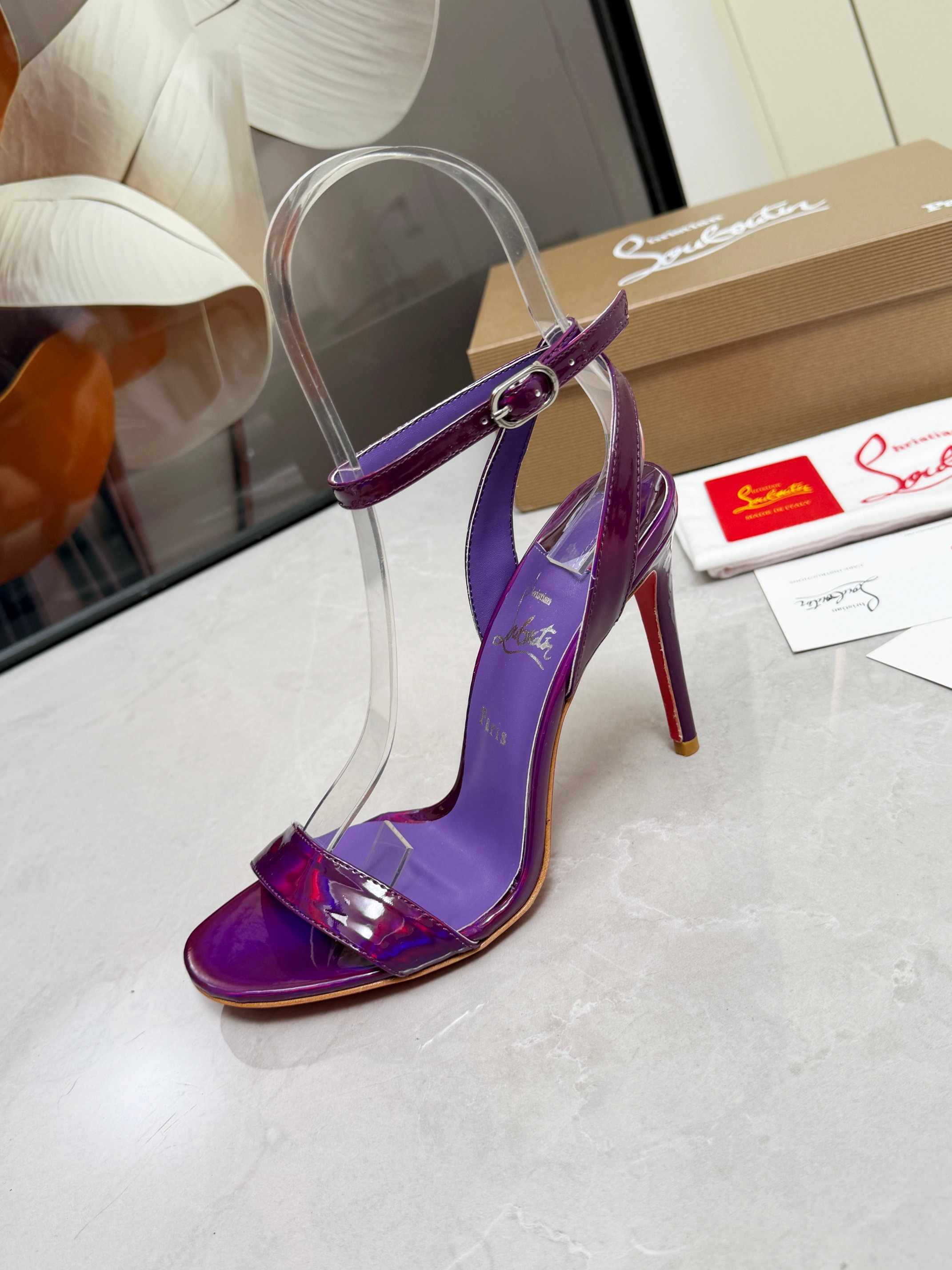 NO:814893,ChristianLouboutin CL red-soled shoes‖ Globally limited edition!  Blessings from Las Vegas are inspired by the colorful neon of Las Vegas. Hand-made, exquisite craftsmanship and collectible works. Absolutely eye-catching. One-line simple design. Very exquisite. Too beautiful. Too beautiful. High-heeled fashion sandals. Pegasus high heels. I can't resist it. The sexy goddess releases the invincible femininity. The gorgeous red sole is like the red carpet that the queen walks on when she ascends to the top. She is full of aura in every minute. Whether in love or in the workplace, she is famous in the end. Extraordinarily fascinating and full of femininity!  Suitable for all kinds of parties, unbeatable classic, all original one-to-one mold customization, original fabric material, imported soft sheep leather lining, outsole, original leather sole, heel height 10.5cm  louboutin,sandals,high heels,sheepskin19860909ChristianLouboutin路铂廷 CL红底鞋‖ 全球限量！来自拉斯维加斯的祝福灵感来自拉斯维加斯的炫彩霓虹 手工制作,精致工艺收藏级作品 绝对吸睛的存在 一字带简约设计 非常精致 太美了太美了太美了 高跟时装凉鞋 标致性高跟鞋 根本抵抗不了 性感女神 释放无敌女人味 艳丽红底 就像女王登顶时踩着的红毯 分分钟气场全开 不论情场还是职场 一红到底 格外的引人入胜 女人味十足！适合各种聚会 不败的经典 全原版一比一开模定制 面料原版材料 内里进口柔软绵羊皮内里垫脚 大底原版一致真皮底 跟高10.5cm Color黑漆皮 杏漆皮 白色 紫色 枚红 绿色6色 Size 35-39（40/41/42/43定做不退换）标准码 包装配布袋、卡片,高跟鞋凉鞋,christian louboutin,sandals,high heels,sheepskin,Women's Shoes