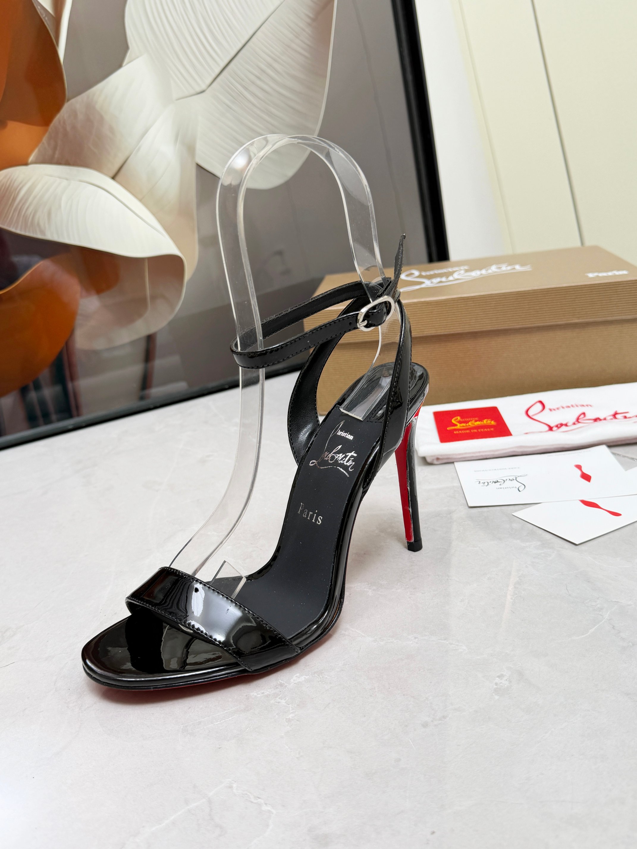 NO:883135,ChristianLouboutin CL red-soled shoes‖ Globally limited edition!  Blessings from Las Vegas are inspired by the colorful neon of Las Vegas. Hand-made, exquisite craftsmanship and collectible works. Absolutely eye-catching. One-line simple design. Very exquisite. Too beautiful. Too beautiful. High-heeled fashion sandals. Pegasus high heels. I can't resist it. The sexy goddess releases the invincible femininity. The gorgeous red sole is like the red carpet that the queen walks on when she ascends to the top. She is full of aura in every minute. Whether in love or in the workplace, she is famous in the end. Extraordinarily fascinating and full of femininity!  Suitable for all kinds of parties, unbeatable classic, all original one-to-one mold customization, original fabric material, imported soft sheep leather lining, outsole with original leather sole, heel height 10.5cm Color black cowhide, black patent leather, apricot patent leather, white, purple, red, 7 colors  louboutin,sandals,high heels,cowhide,sheepskin19860909ChristianLouboutin路铂廷 CL红底鞋‖ 全球限量！来自拉斯维加斯的祝福灵感来自拉斯维加斯的炫彩霓虹 手工制作,精致工艺收藏级作品 绝对吸睛的存在 一字带简约设计 非常精致 太美了太美了太美了 高跟时装凉鞋 标致性高跟鞋 根本抵抗不了 性感女神 释放无敌女人味 艳丽红底 就像女王登顶时踩着的红毯 分分钟气场全开 不论情场还是职场 一红到底 格外的引人入胜 女人味十足！适合各种聚会 不败的经典 全原版一比一开模定制 面料原版材料 内里进口柔软绵羊皮内里垫脚 大底原版一致真皮底 跟高10.5cm Color黑牛皮 黑漆皮 杏漆皮 白色 紫色 枚红 大红7色 Size 35-39（40/41/42/43定做不退换）标准码 包装配布袋、卡片,高跟鞋,christian louboutin,sandals,high heels,cowhide,sheepskin,Women's Shoes