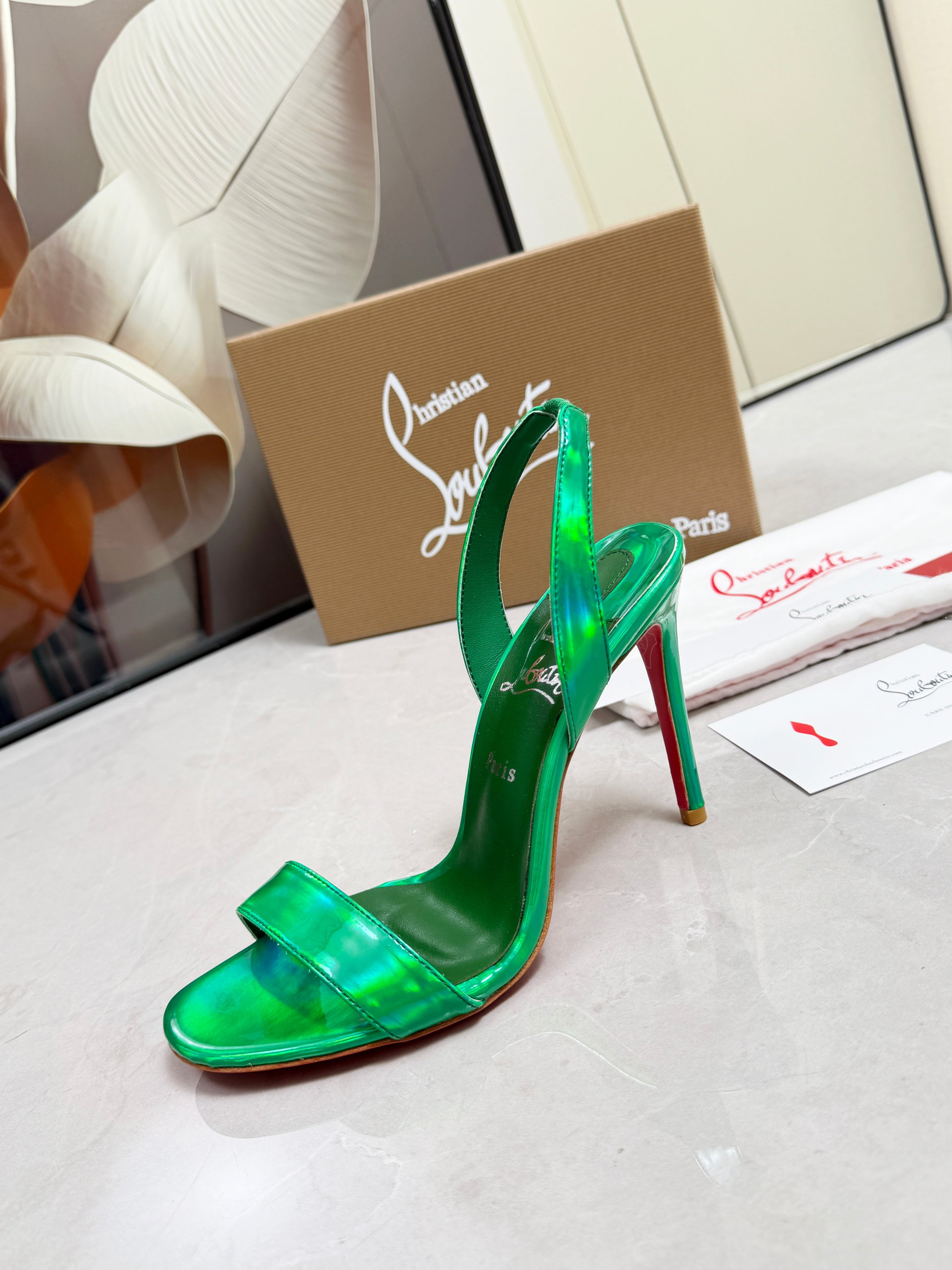 NO:883144,ChristianLouboutin CL red-soled shoes‖ Globally limited edition!  Blessings from Las Vegas are inspired by the colorful neon of Las Vegas. Hand-made, exquisite craftsmanship and collectible works. Absolutely eye-catching. One-line simple design. Very exquisite. Too beautiful. Too beautiful. High-heeled fashion sandals. Pegasus high heels. I can't resist it. The sexy goddess releases the invincible femininity. The gorgeous red sole is like the red carpet that the queen walks on when she ascends to the top. She is full of aura in every minute. Whether in love or in the workplace, she is famous in the end. Extraordinarily fascinating and full of femininity!  Suitable for all kinds of parties, unbeatable classic, all original one-to-one mold customization, original fabric material, imported soft sheep leather lining, outsole, original leather sole, heel height 10.5cm  heels, sheepskin19860909ChristianLouboutin路铂廷 CL红底鞋‖ 全球限量！来自拉斯维加斯的祝福灵感来自拉斯维加斯的炫彩霓虹 手工制作,精致工艺收藏级作品 绝对吸睛的存在 一字带简约设计 非常精致 太美了太美了太美了 高跟时装凉鞋 标致性高跟鞋 根本抵抗不了 性感女神 释放无敌女人味 艳丽红底 就像女王登顶时踩着的红毯 分分钟气场全开 不论情场还是职场 一红到底 格外的引人入胜 女人味十足！适合各种聚会 不败的经典 全原版一比一开模定制 面料原版材料 内里进口柔软绵羊皮内里垫脚 大底原版一致真皮底 跟高10.5cm Color黑漆皮 杏漆皮 白色 紫色 枚红 绿色6色 Size 35-39（40/41/42/43定做不退换）标准码 包装配布袋、卡片,高跟鞋,christian louboutin,sandals,high heels,sheepskin,Women's Shoes